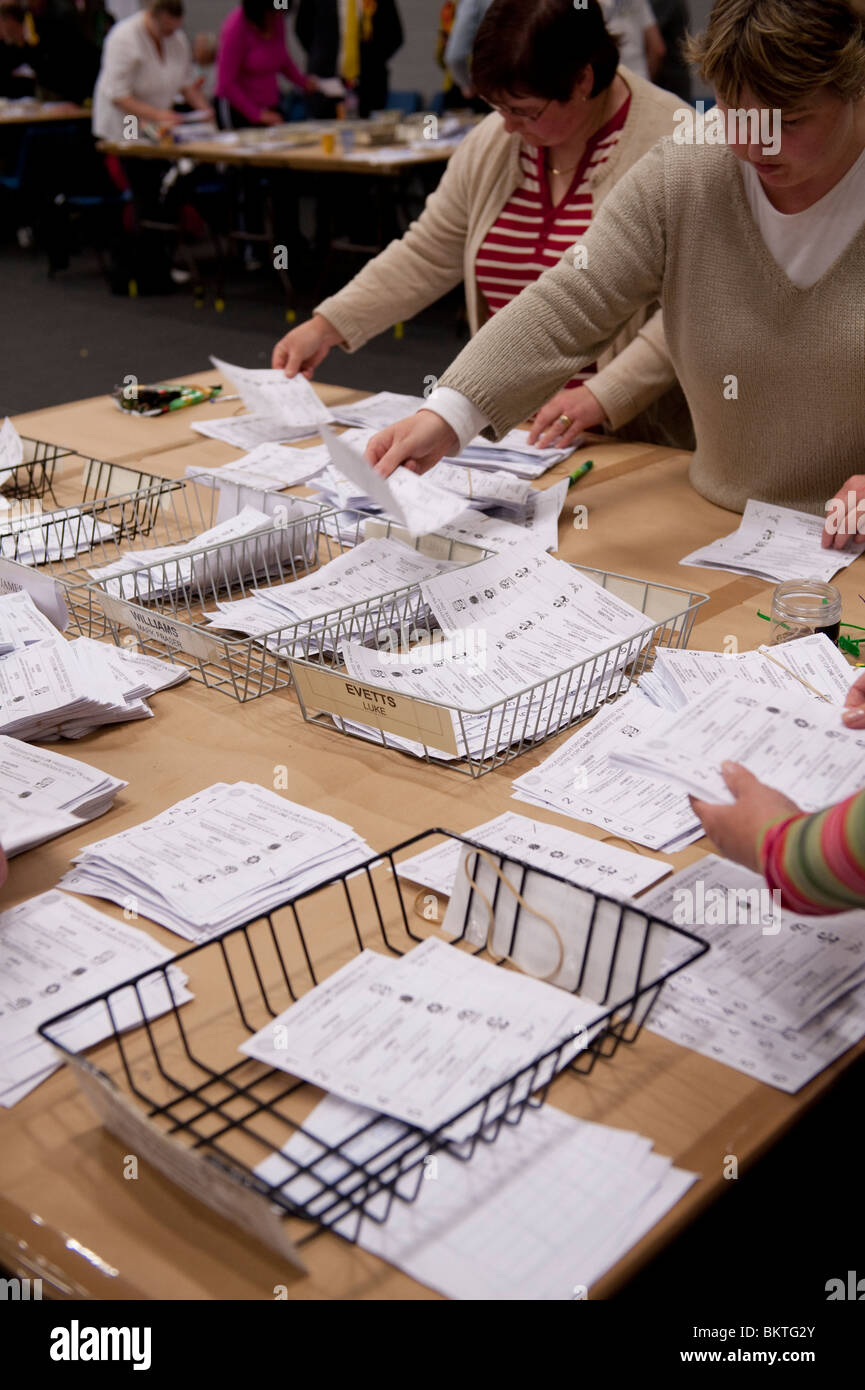 El escrutinio de los votos emitidos en la circunscripción Ceredigion en la Elección General, el 6 de mayo de 2010 Foto de stock