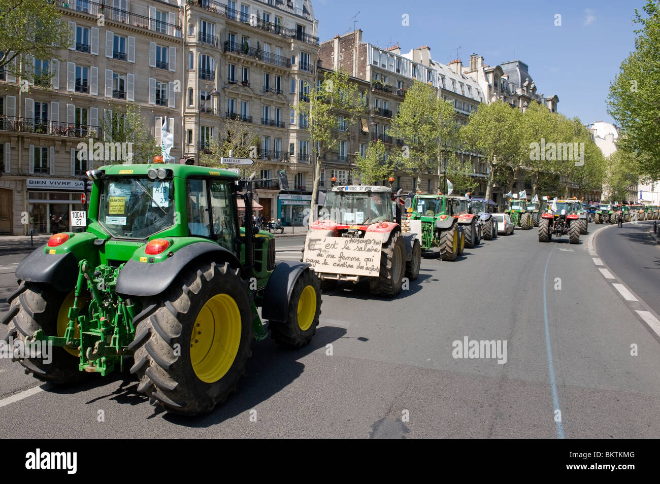 Los tractores en el centro de París. Foto de stock