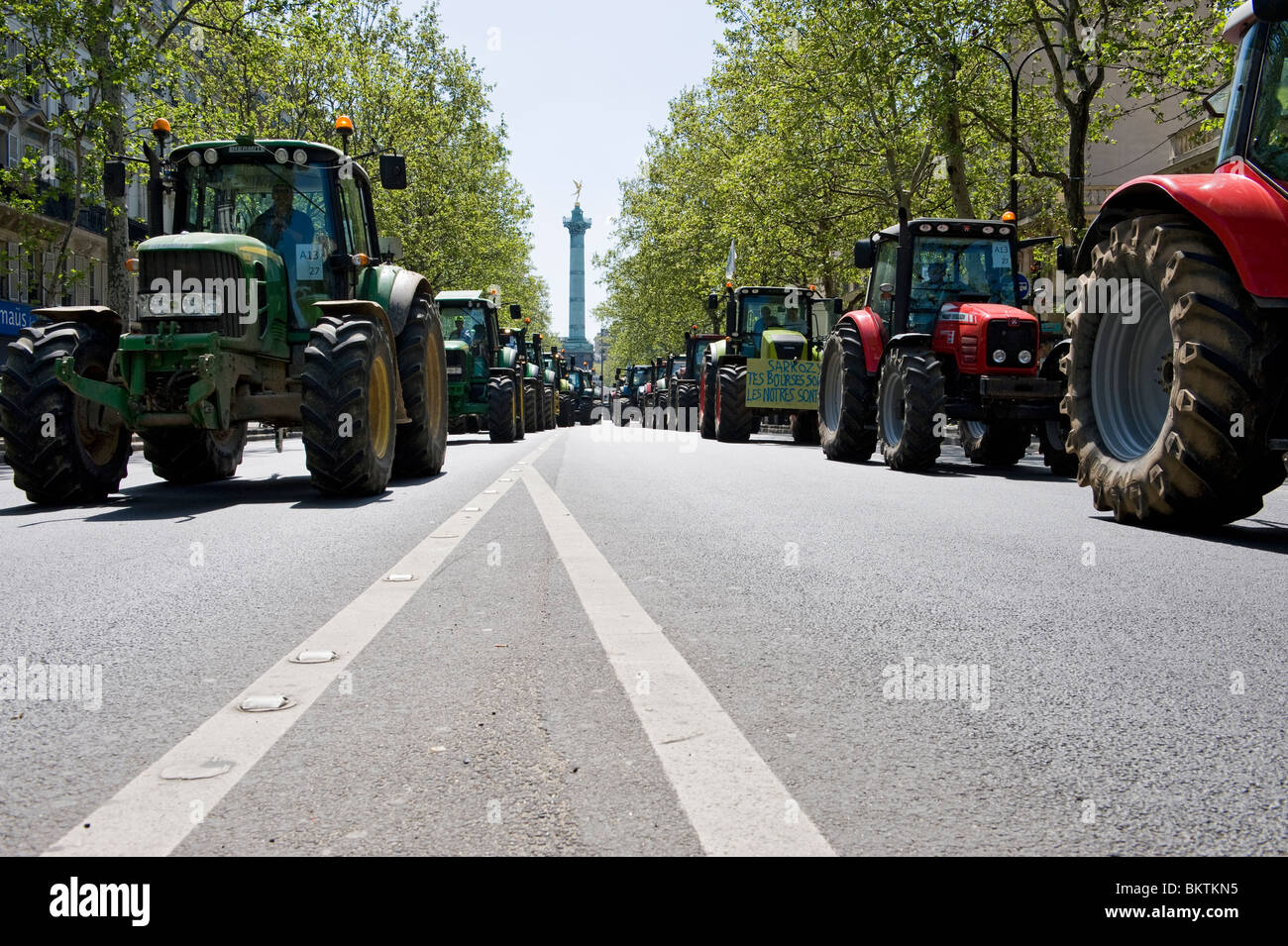 Tractores procedentes de la place de la Bastille de París, el Boulevard Beaumarchais Foto de stock