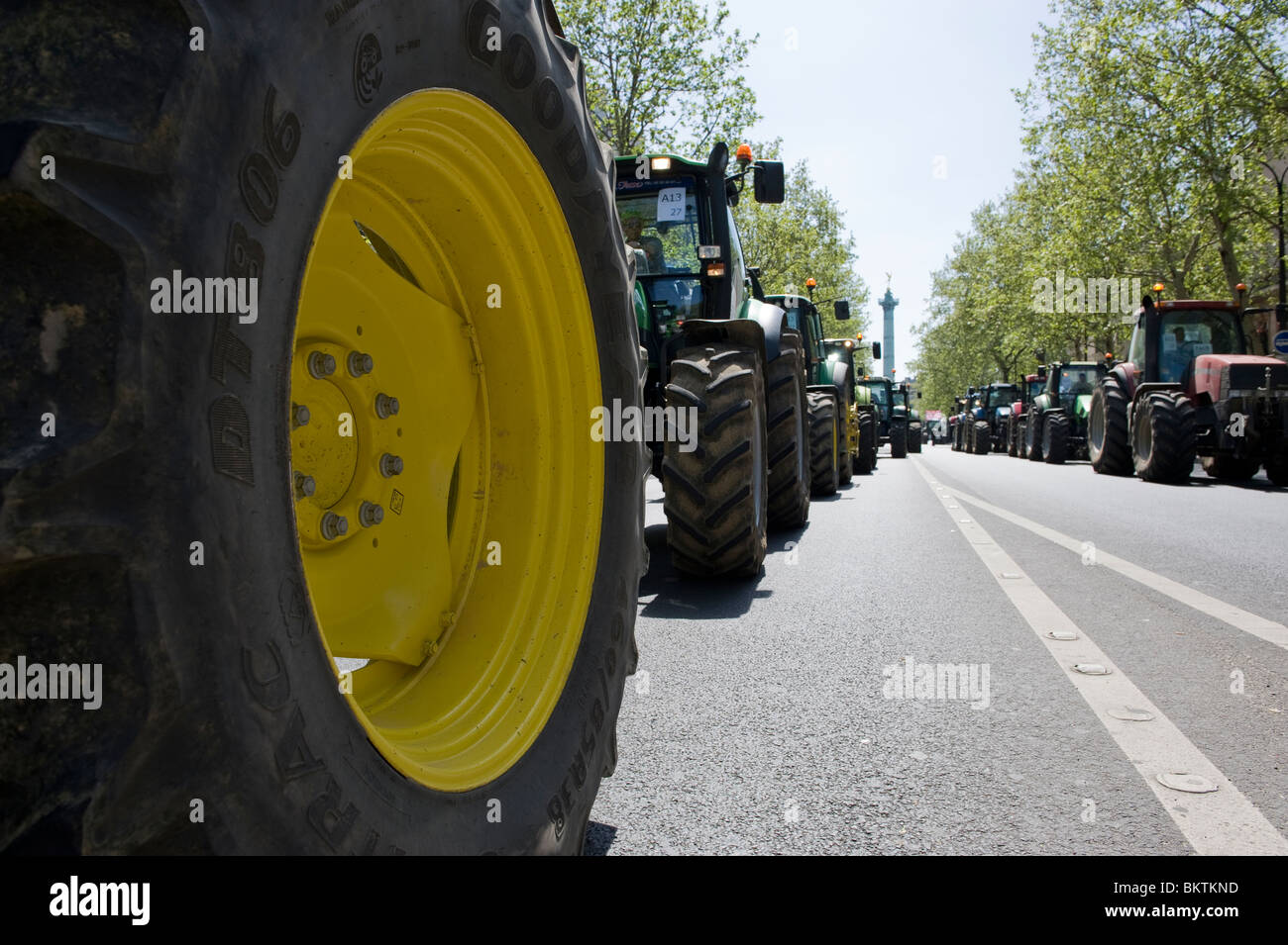 Tractores procedentes de la place de la Bastille de París, el Boulevard Beaumarchais Foto de stock