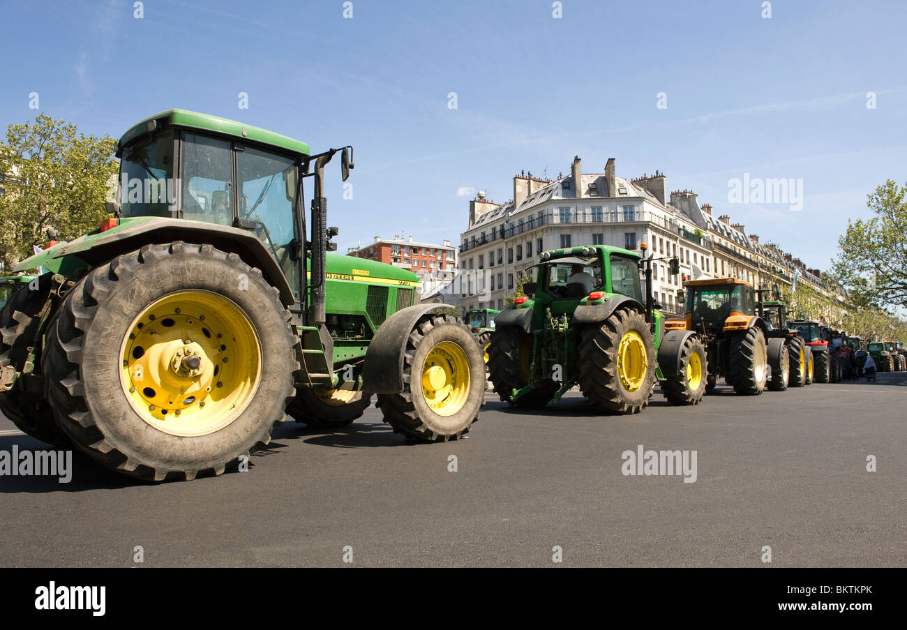 Los tractores en el centro de París. Foto de stock