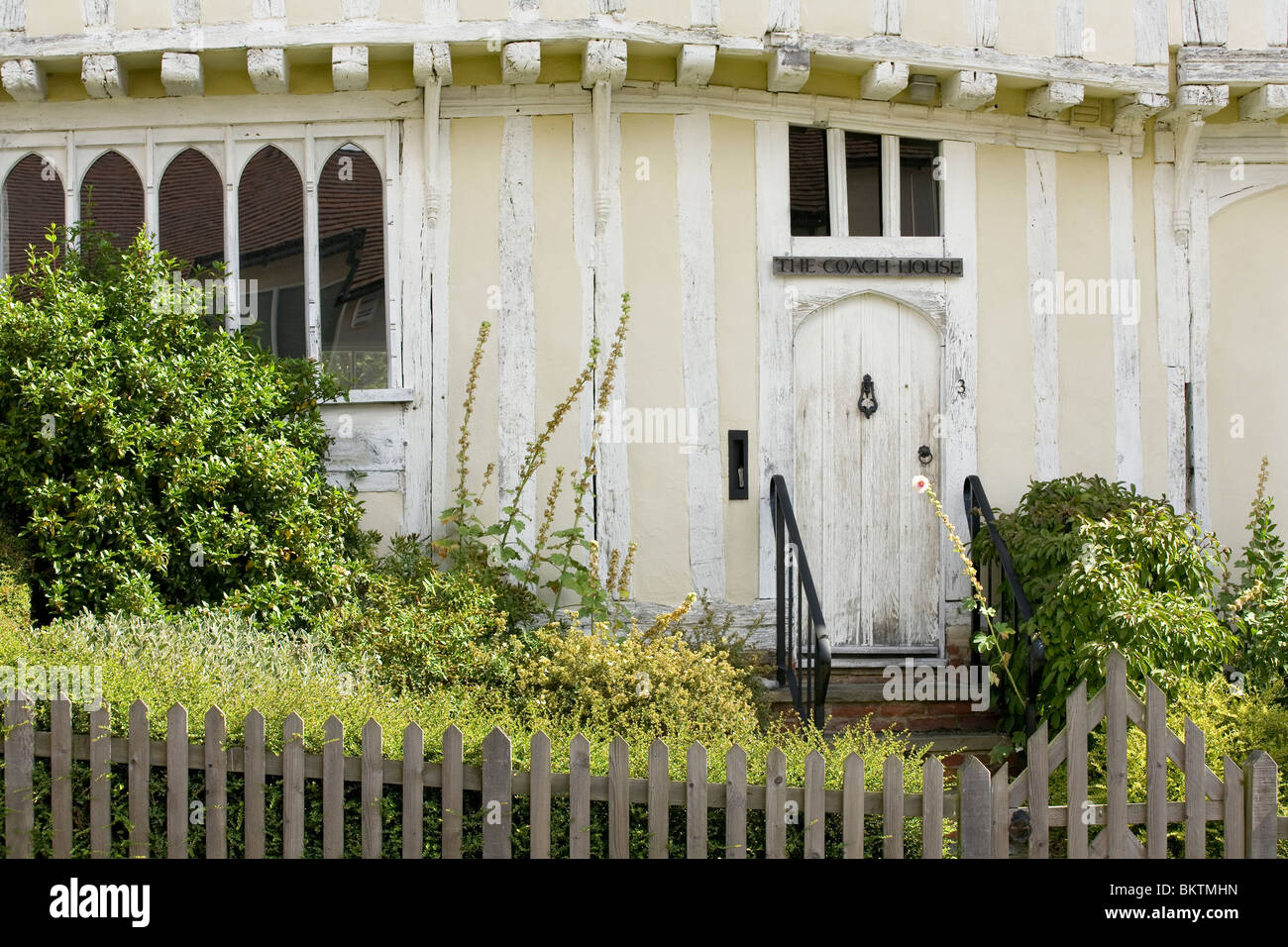 El "Coach House", una casa de marcos de madera pintada en blanco sobre Lady Street en Lavenham Foto de stock