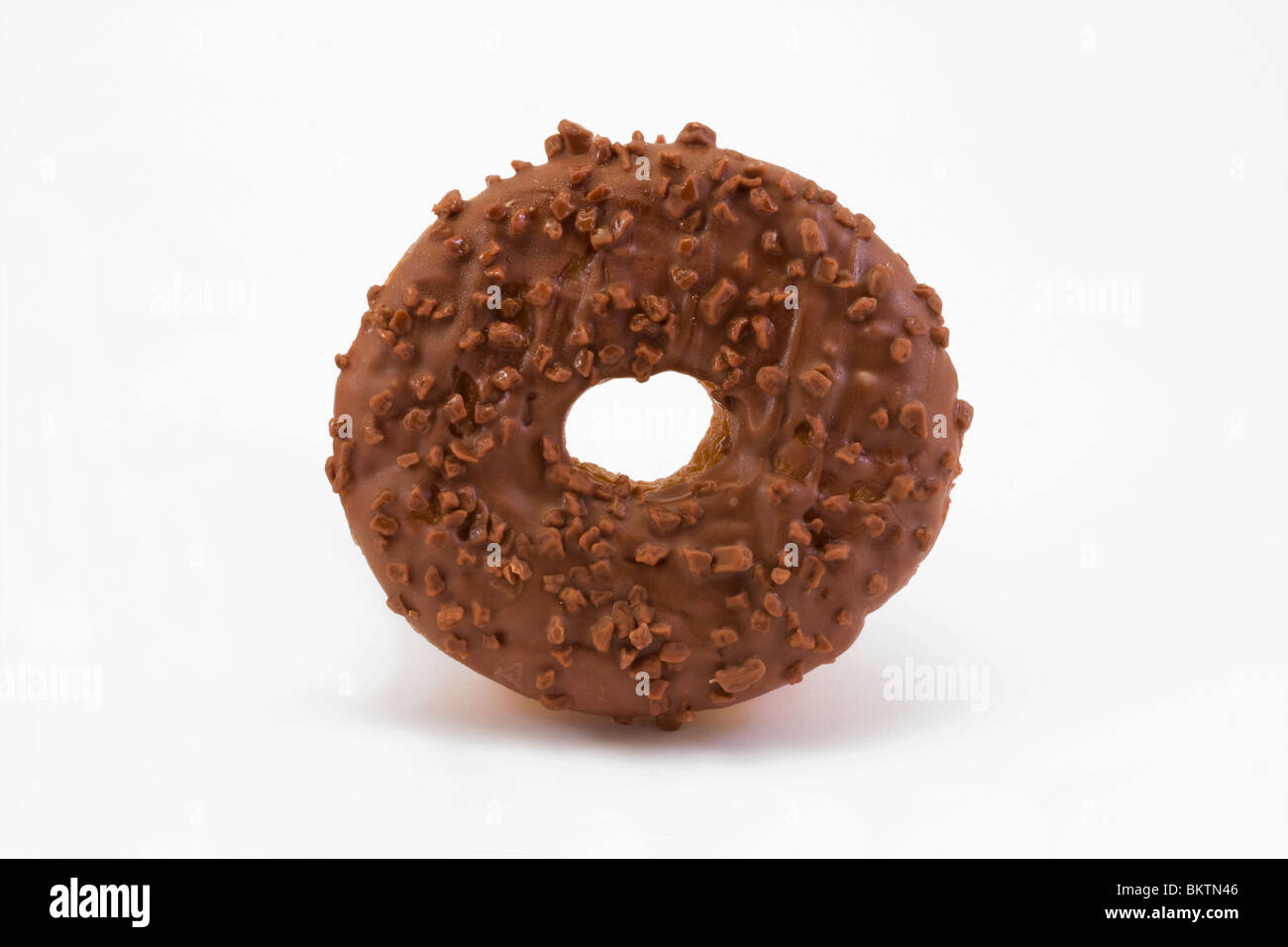 Cubiertas con chocolate donut aislado en blanco Foto de stock