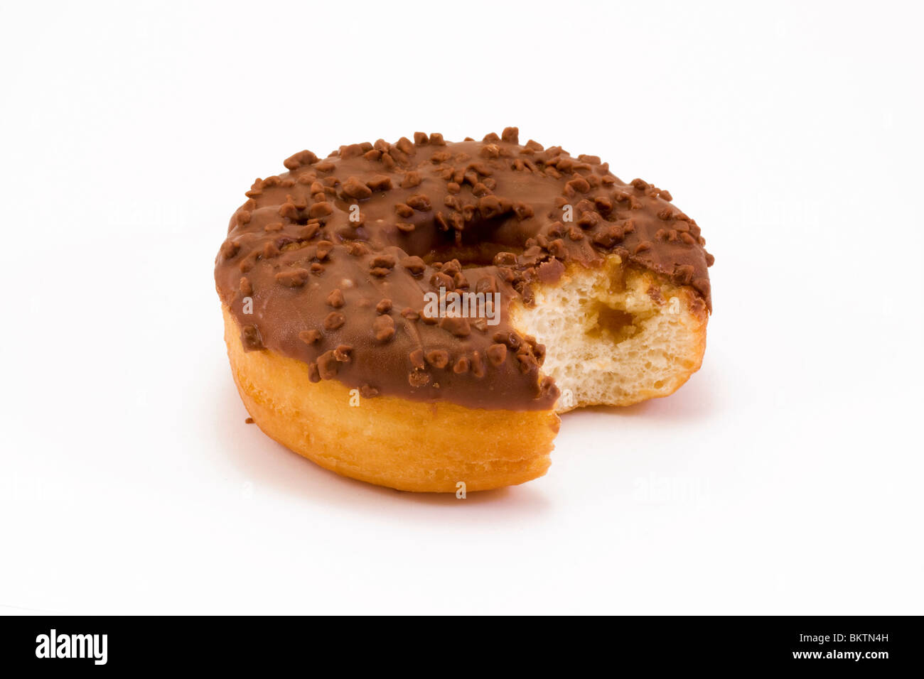 Donut cubiertas de chocolate con una mordedura sacado sobre blanco Foto de stock
