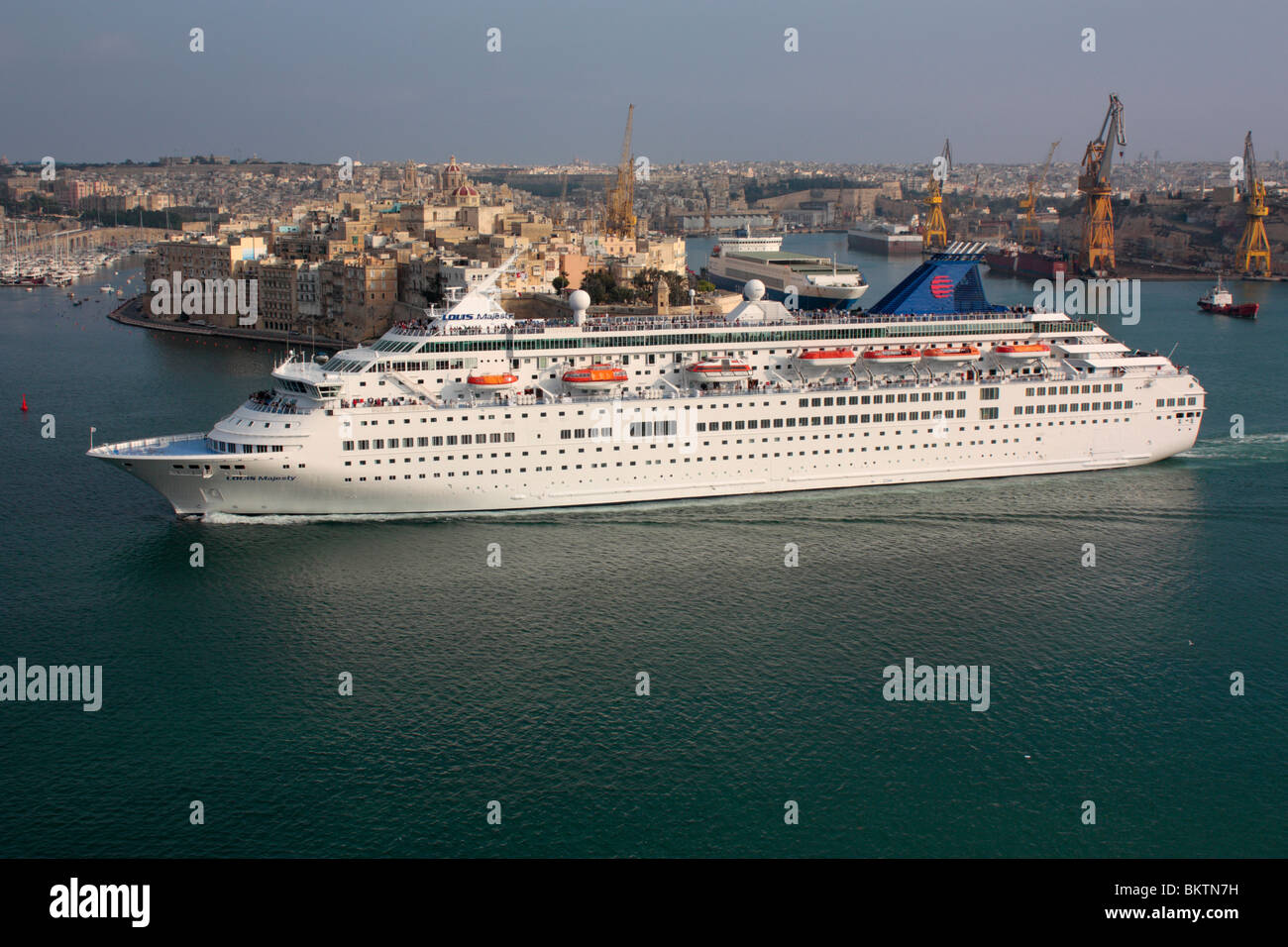 Las vacaciones del Mediterráneo. El Crucero Louis Majesty partiendo desde el gran puerto de malta. Foto de stock