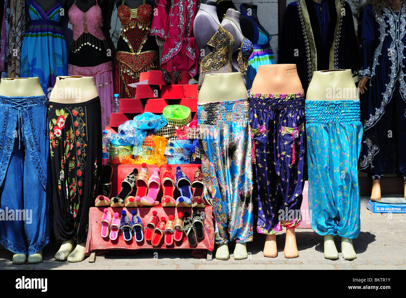 Turco tradicional de ropa y zapatillas en el Gran Bazar, Estambul, Turquía,  Asia Menor Fotografía de stock - Alamy