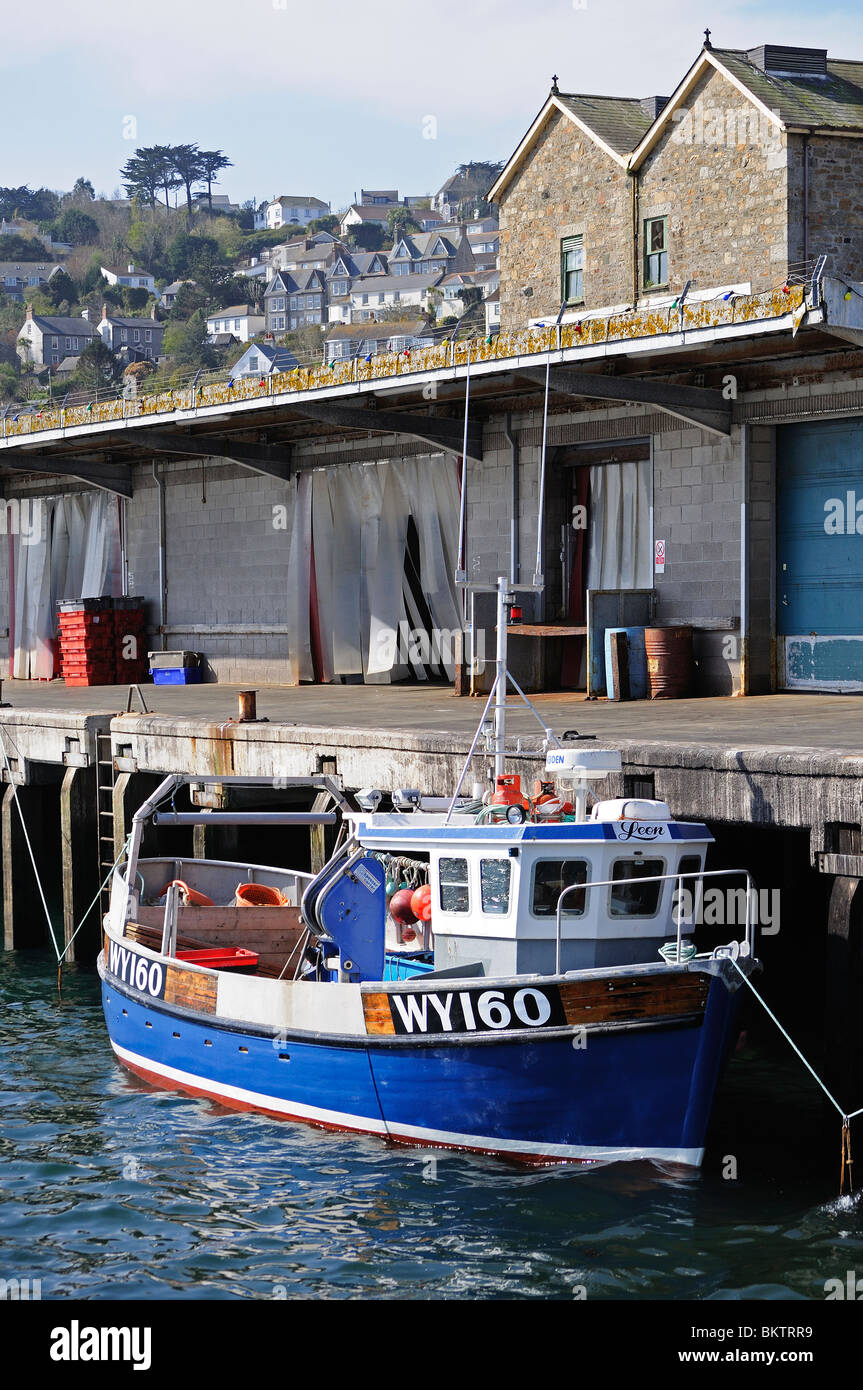Un arrastrero en puerto en Newlyn Harbour, en Cornualles, Reino Unido Foto de stock