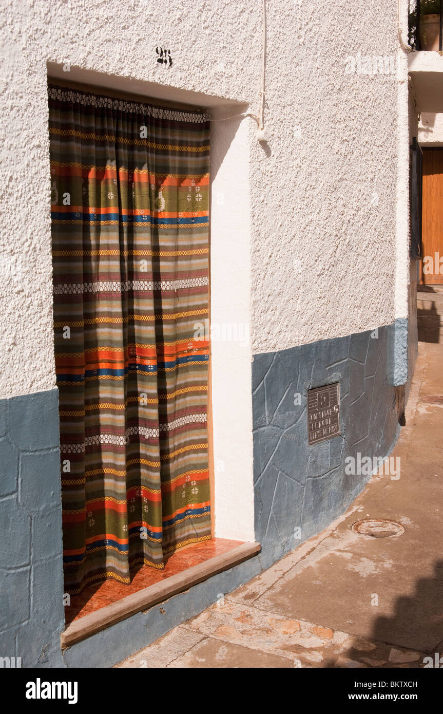 Una puerta con cortinas coloridas en un pueblo andaluz Fotografía de stock  - Alamy