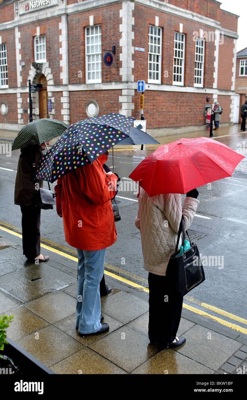 La gente llevando paraguas Fotografía de stock - Alamy