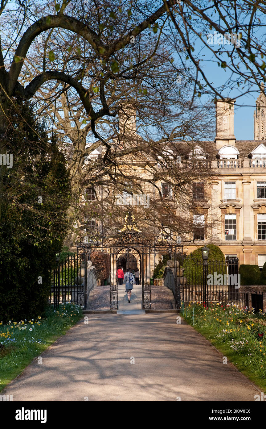 Estudiante entrando en Clare College Cambridge University Foto de stock
