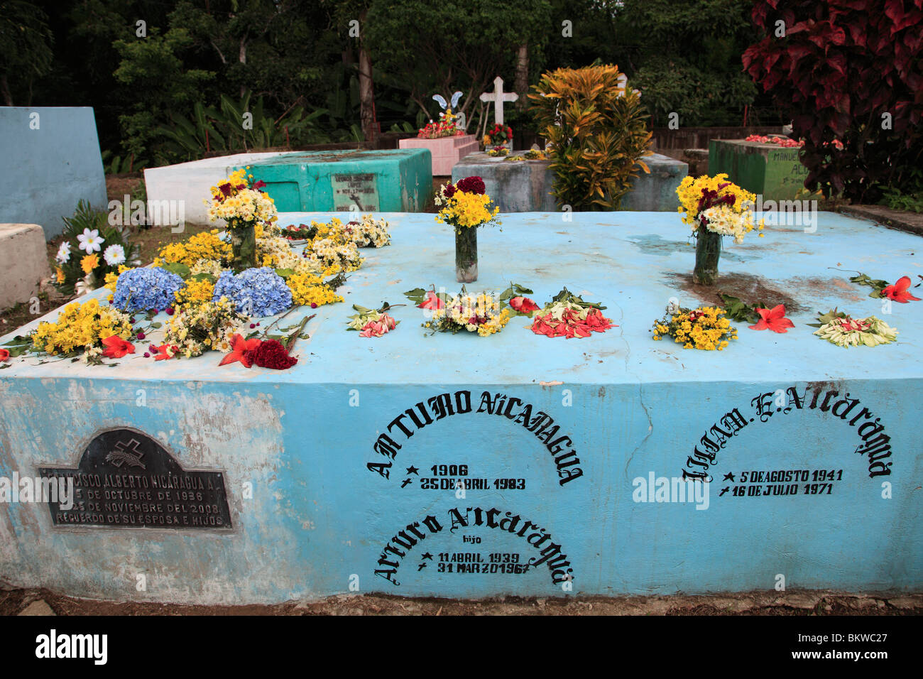 Cementerio decorado para el Día de los Muertos, Catarina, una aldea que