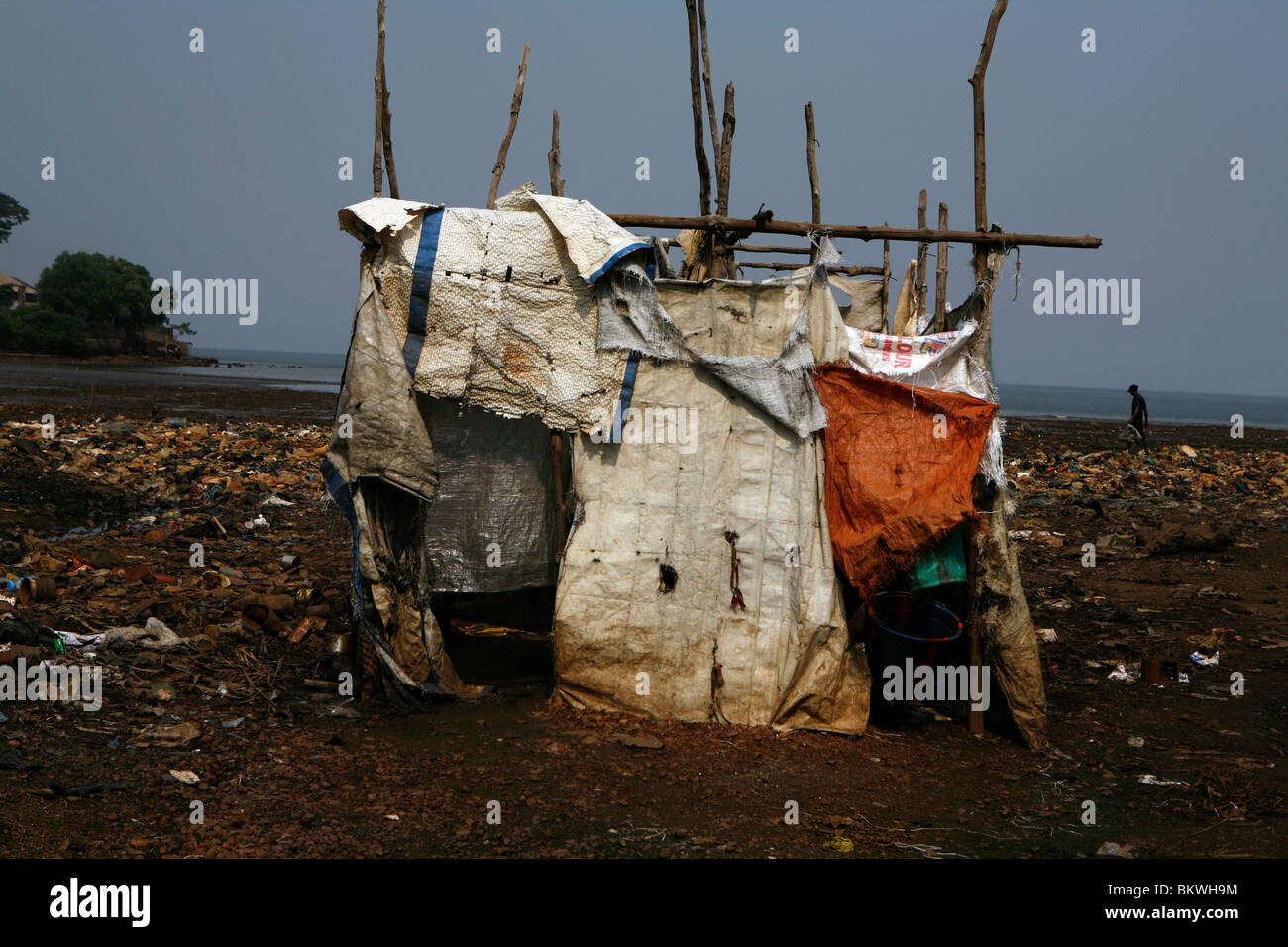 Wc en el Kru Bay, tugurios de Freetown, Sierra Leona Foto de stock