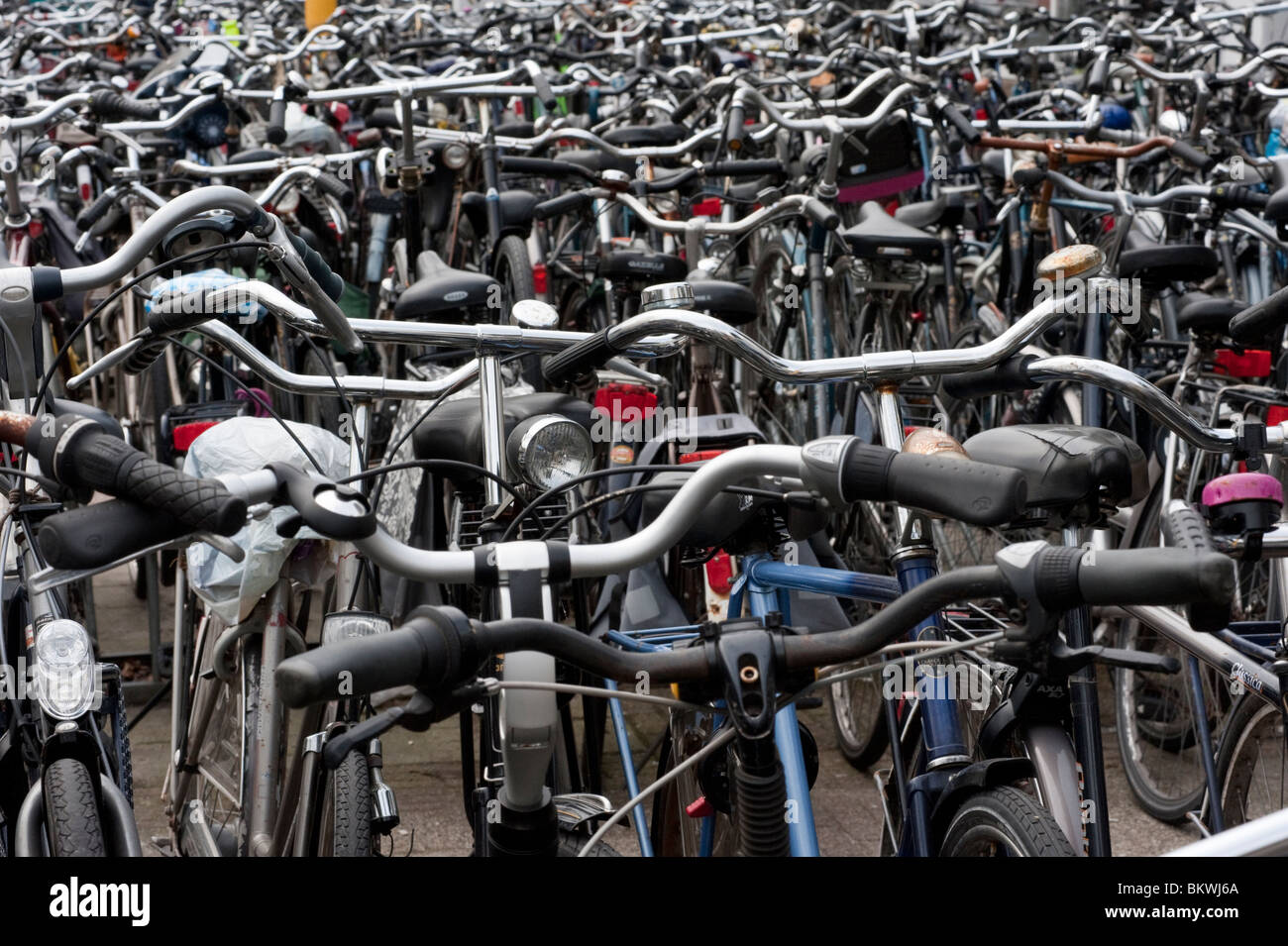 Muchas bicicletas estacionados en la ciudad en los Países Bajos Foto de stock