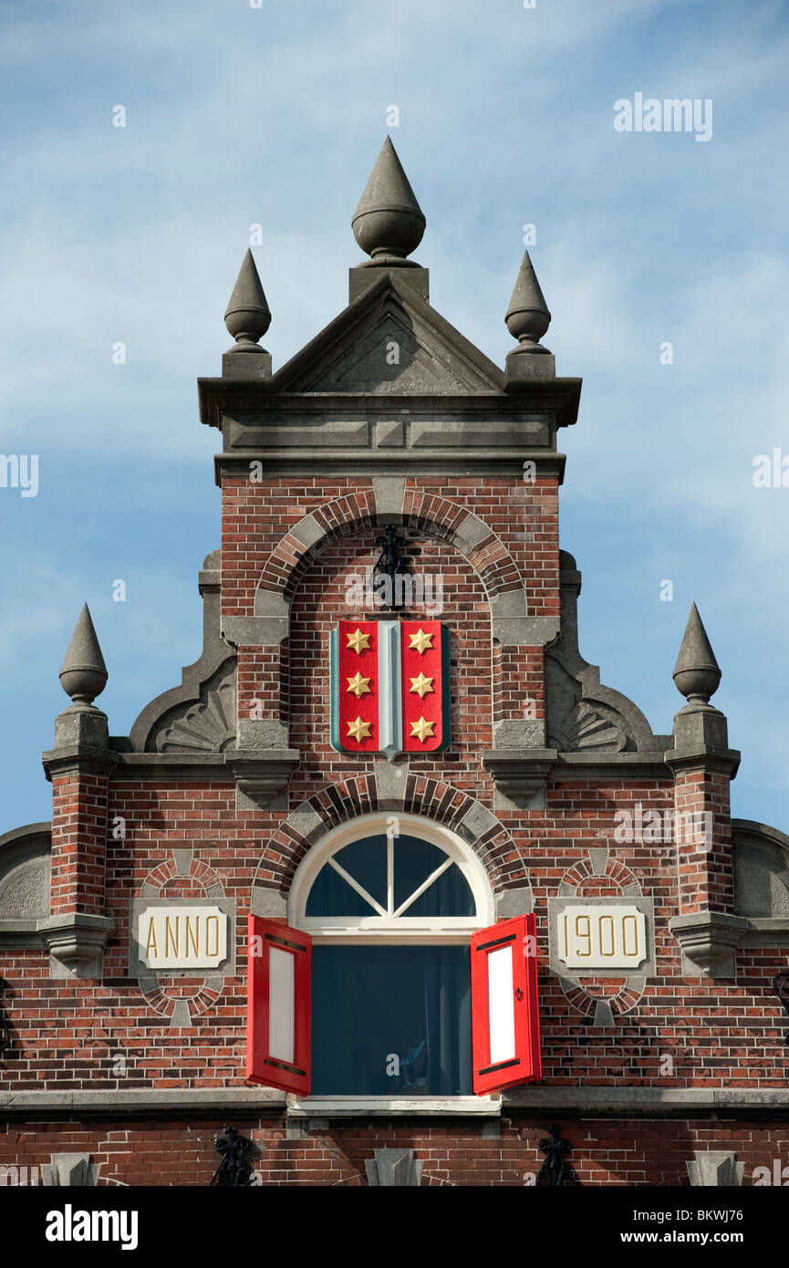 Detalle de la casa tradicional ornamentado con frontones en Gouda Holanda Foto de stock