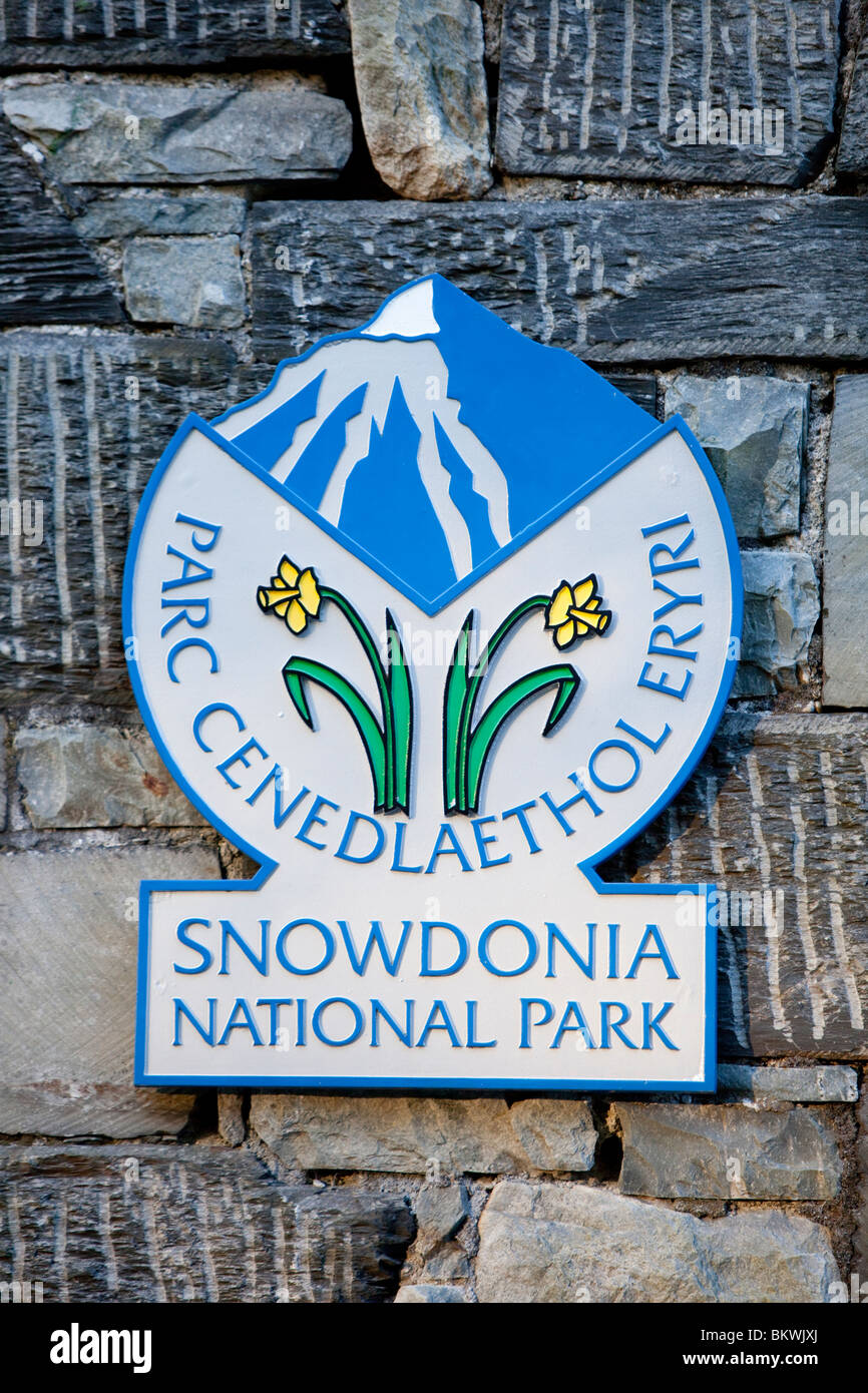 El Parque Nacional de Snowdonia firmar sobre una pared construida de pizarra Foto de stock