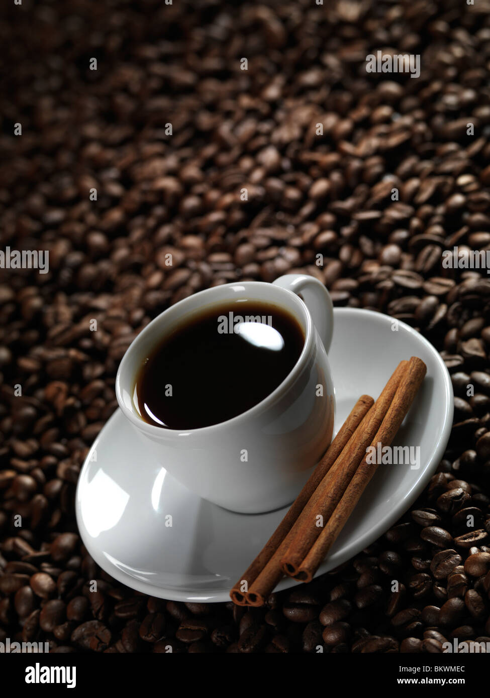 Taza de café blanco sobre fondo de granos de café Foto de stock