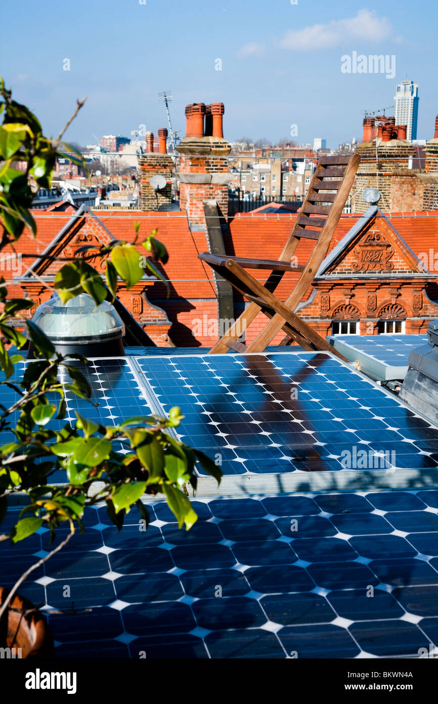 © Kouyioumtzis Naki. paneles solares montados en la azotea, Chelsea, Londres, Reino Unido. Foto de stock
