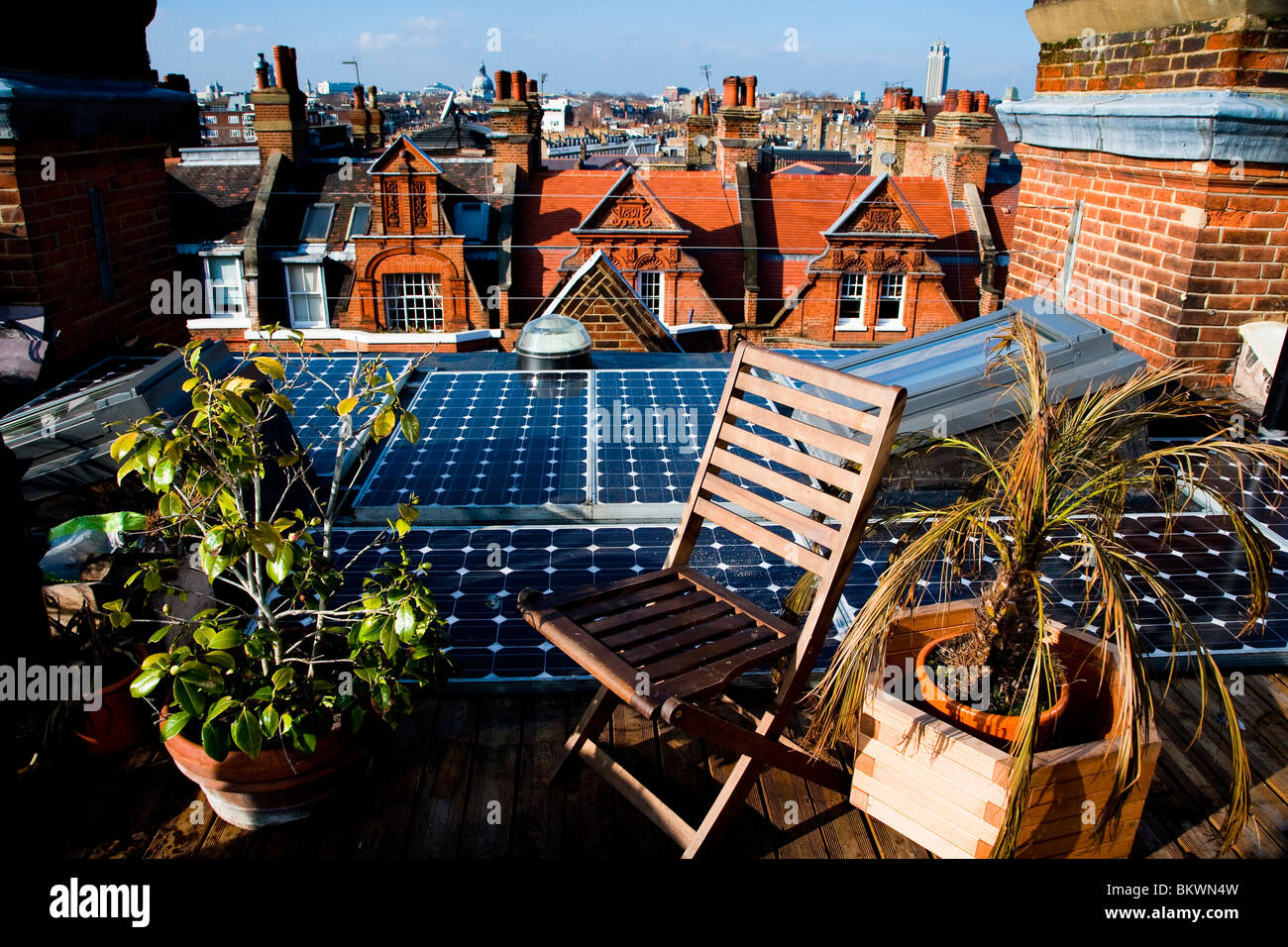 © Kouyioumtzis Naki. paneles solares montados en la azotea, Chelsea, Londres, Reino Unido. Foto de stock