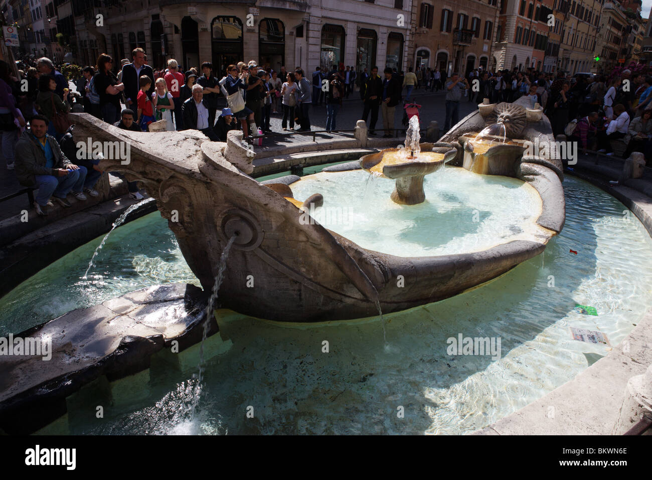 Fontana della Barcaccia 'Fuente del viejo barco' es una fuente de agua