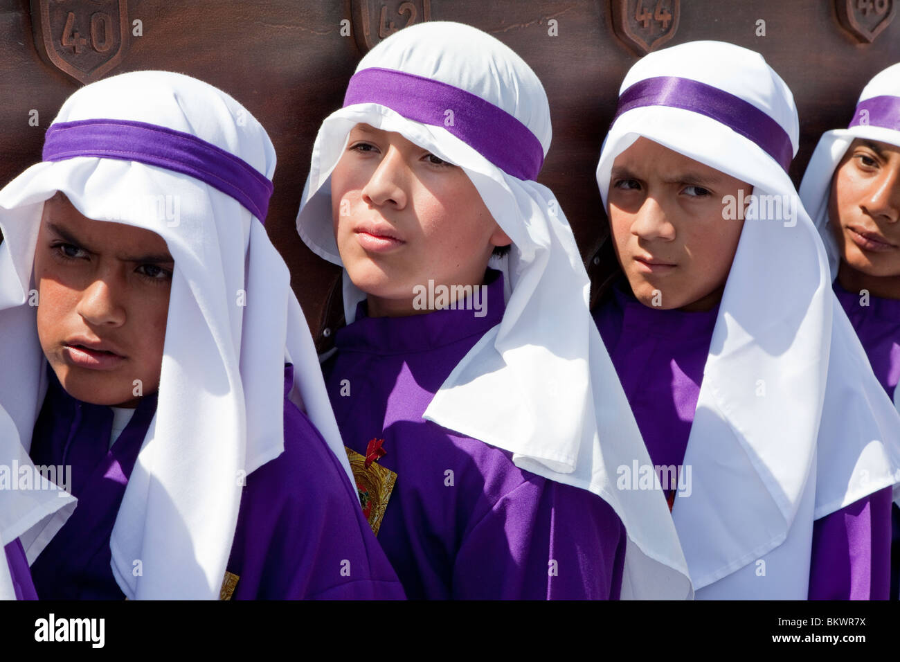 Antigua Guatemala Los Muchachos Adolescentes Llevando Un Flotador En Una Procesión Religiosa 1169