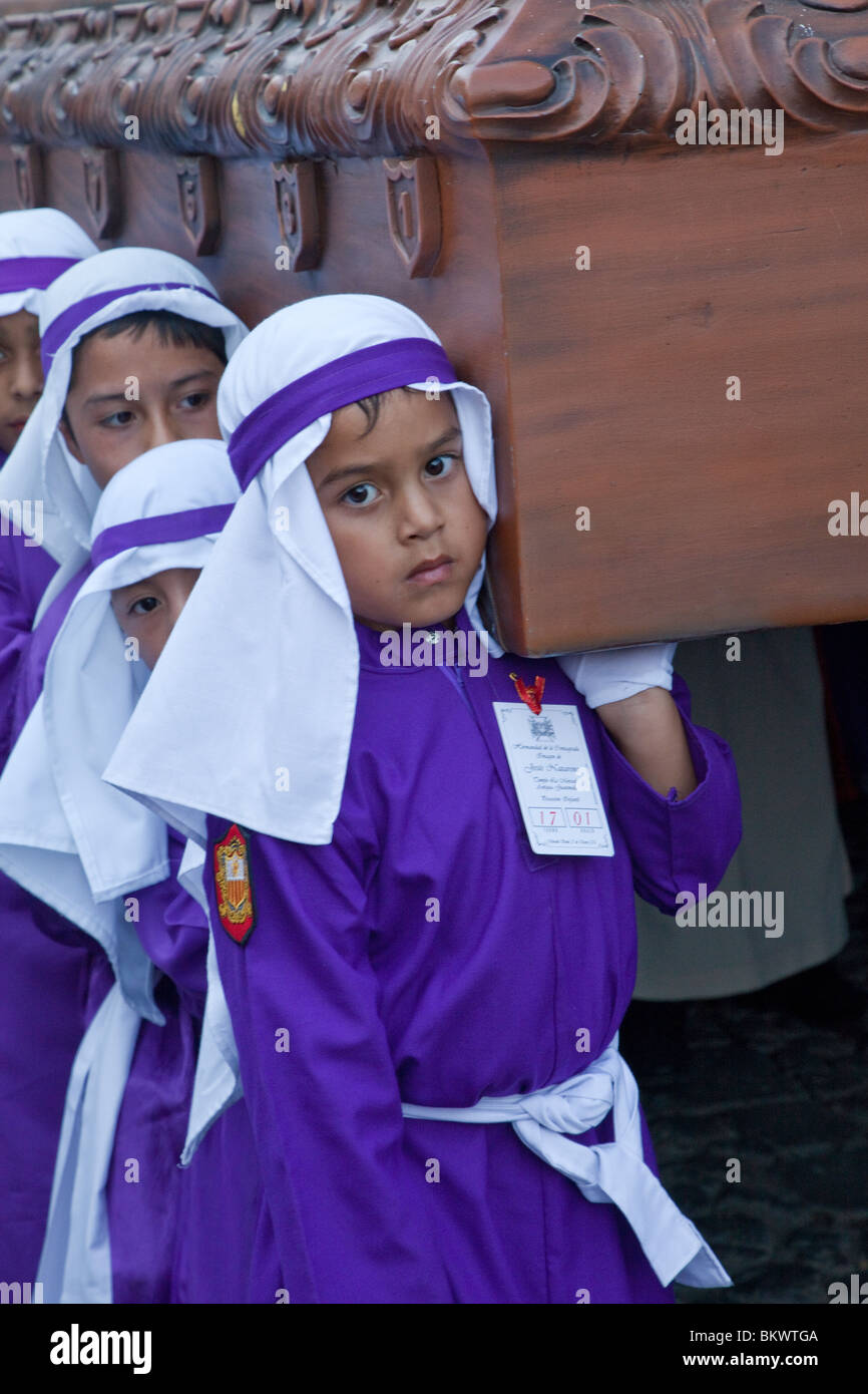 Niños durante la semana santa fotografías e imágenes de alta resolución -  Alamy