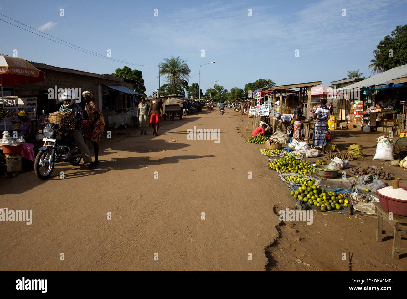 Escena callejera en Rotifunk-Lungi, una aldea en Sierra Leona, en África Occidental Foto de stock