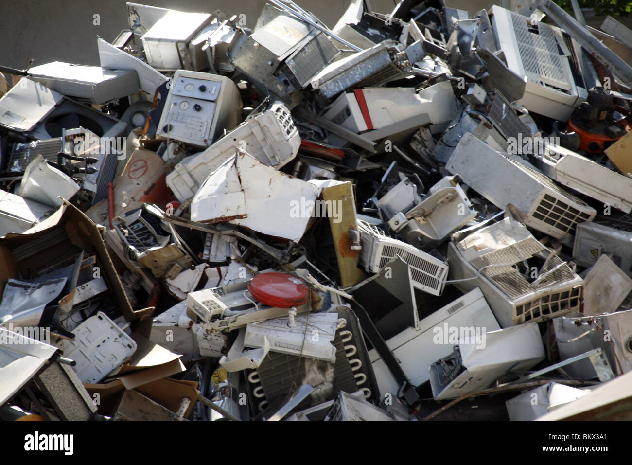 Montón de viejos electrodomésticos en un patio de chatarra Fotografía de  stock - Alamy