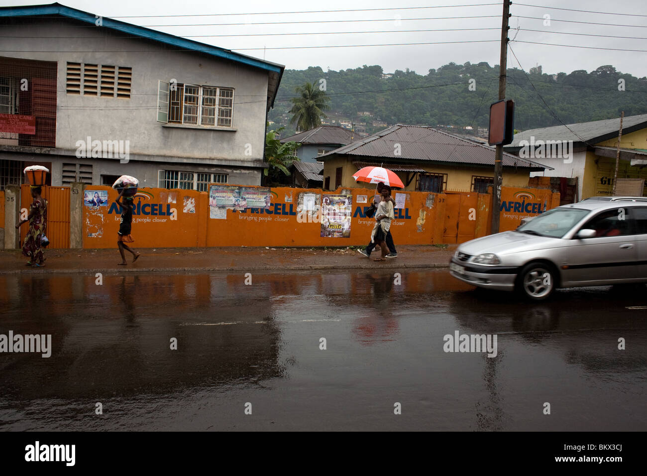 Un día lluvioso en Freetown, Sierra Leona, África occidental Foto de stock