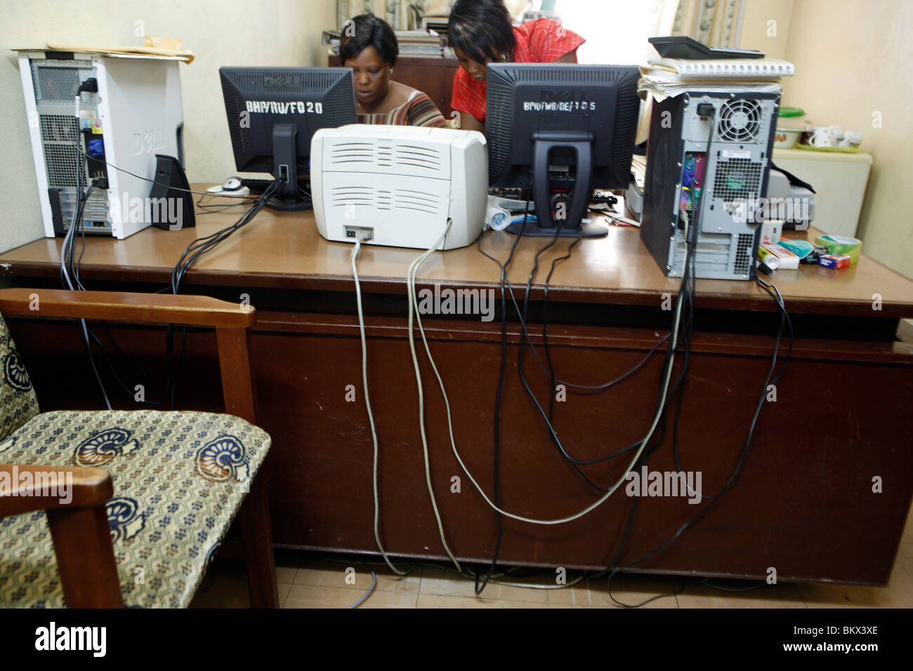 Computadoras, cables y electricidad en Freetown, Sierra Leona, África occidental Foto de stock