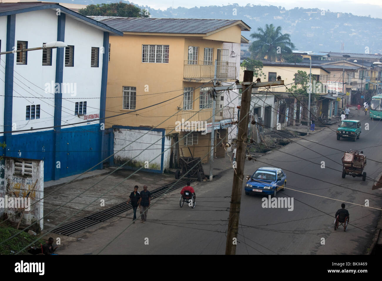 Calle de Freetown, Sierra Leona, África occidental Foto de stock
