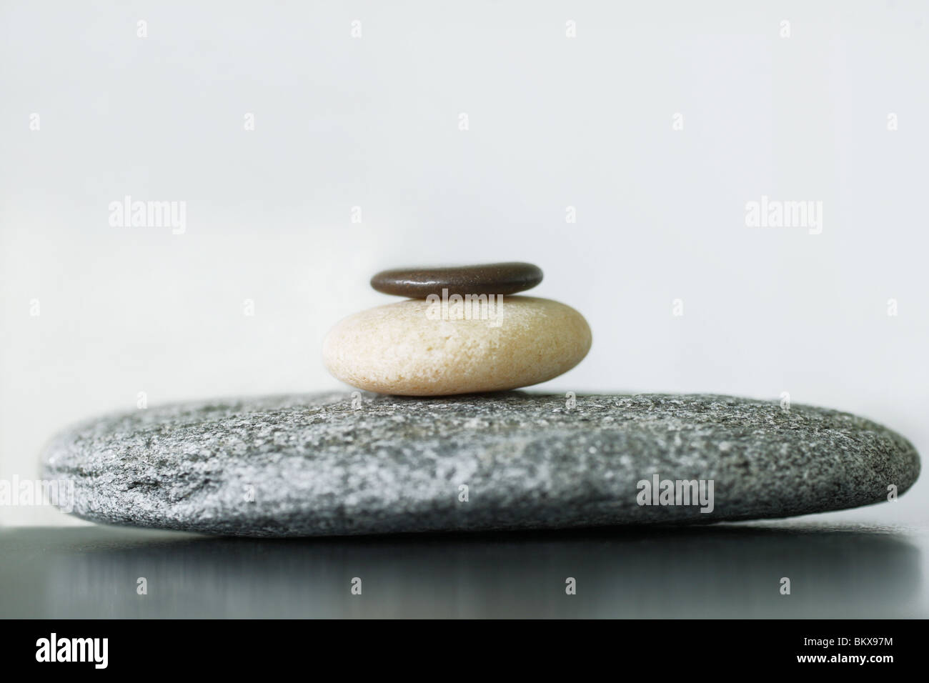 Piedras sugiriendo equilibrada, calma y serenidad Zen Foto de stock