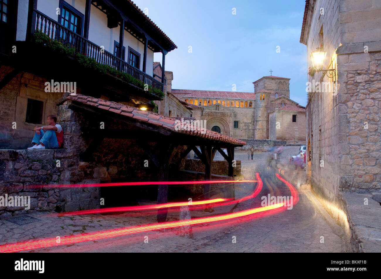 Street y la colegiata, vista nocturna. Santillana del Mar, provincia de Cantabria, España. Foto de stock
