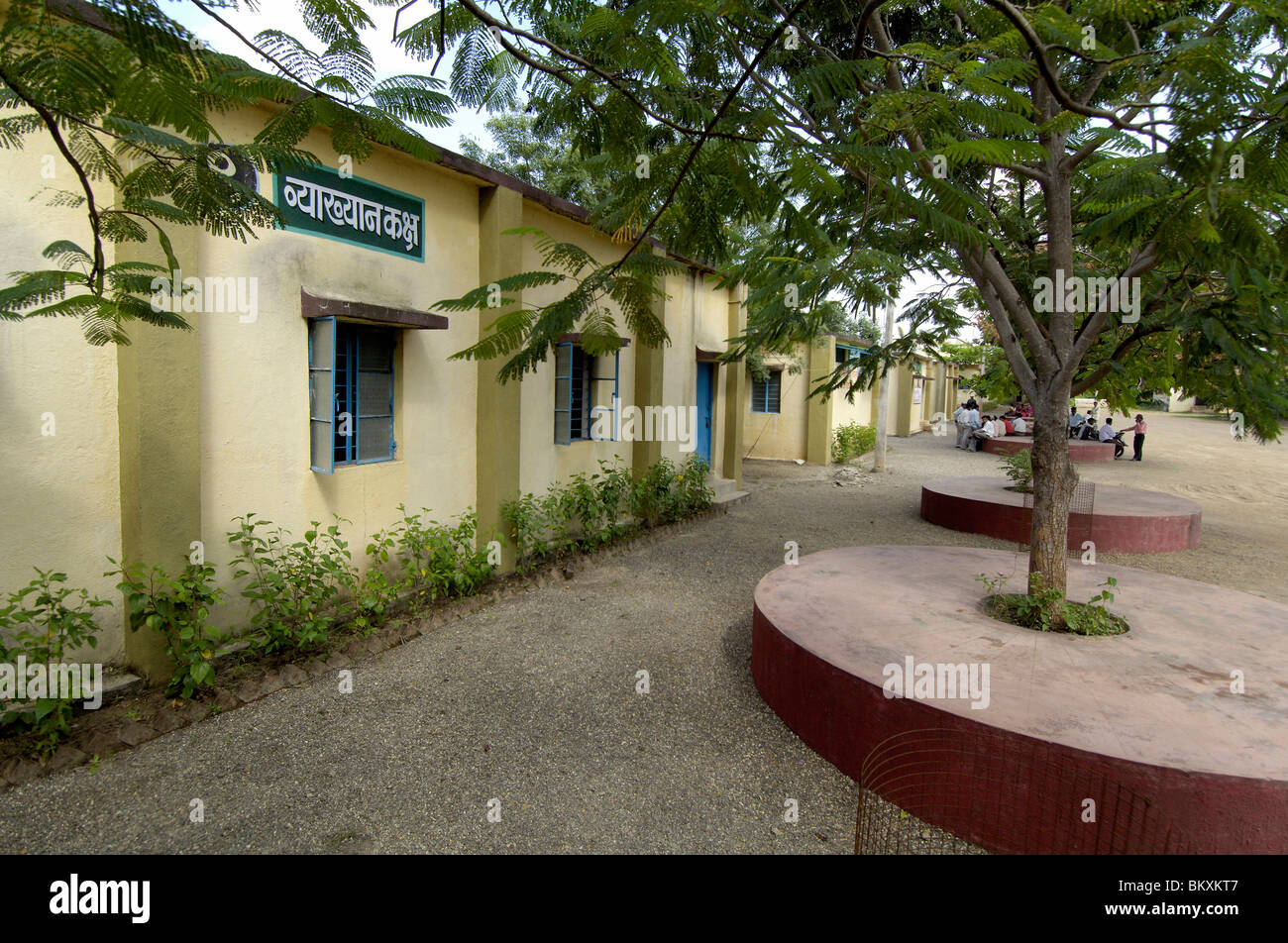 Lecture Hall en Ralegan Siddhi cerca de Pune, Maharashtra, India Foto de stock