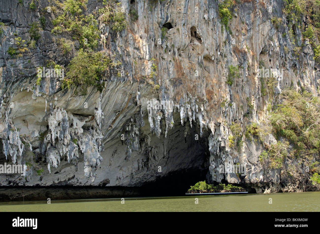 Acantilados de piedra caliza con agua esmeralda Nang Provincia de Krabi Tailandia ; ; El Sudeste asiático Foto de stock