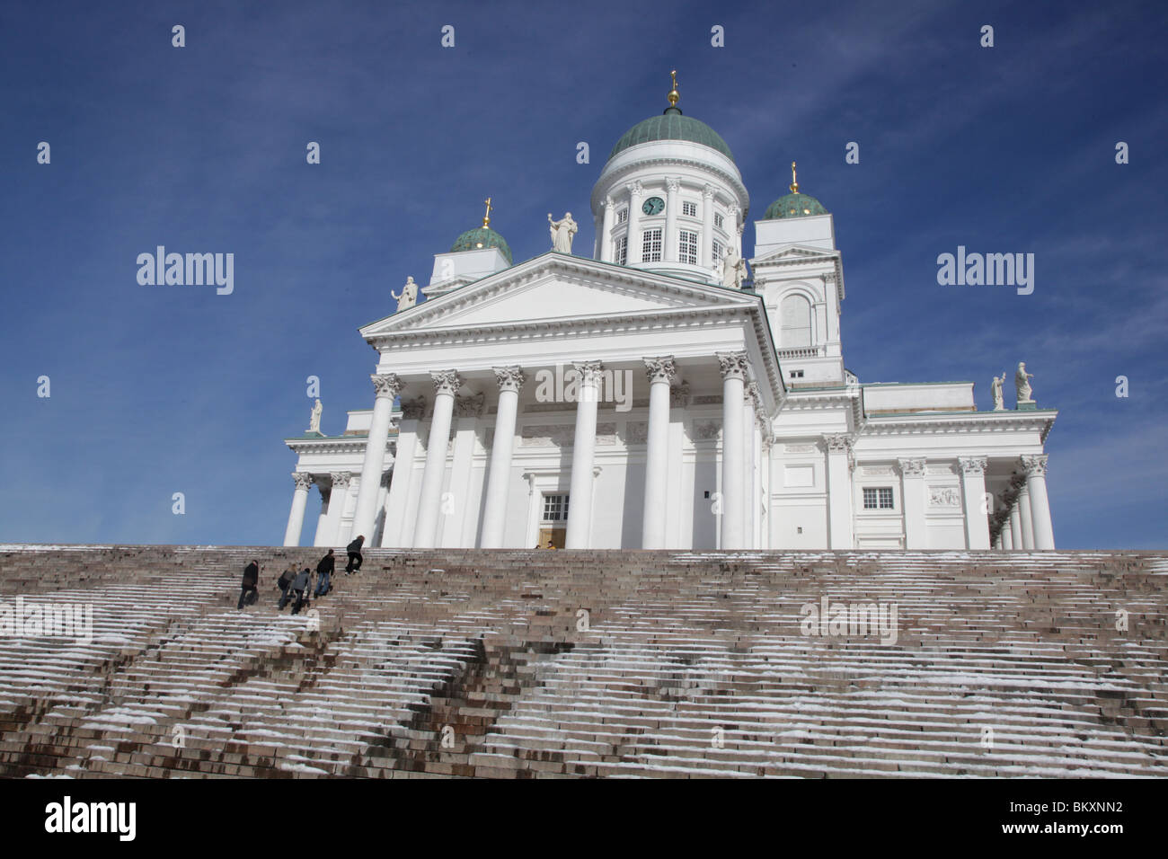 CATEDRAL, INVIERNO, HELSINKI: Helsinki Plaza del Senado Catedral Escalones nieve Invierno, Finlandia Foto de stock