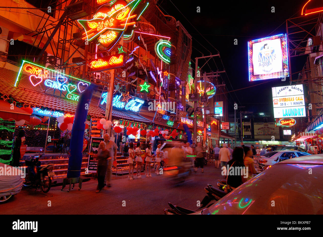 La vida nocturna de Pattaya Street ; Pattaya Tailandia ; el Sudeste Asiático Foto de stock