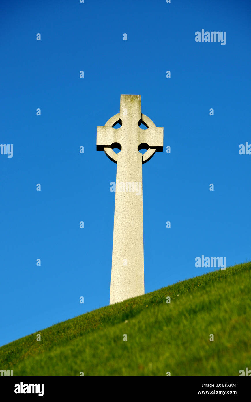 Una piedra Celtic Cross memorial de guerra de pie sobre un montículo de hierba - noreste de Escocia. Foto de stock