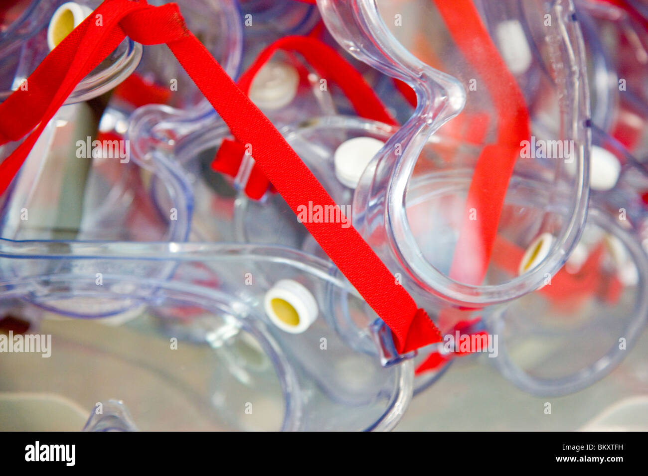 Un primerísimo plano de gafas de seguridad con elásticos rojo Foto de stock