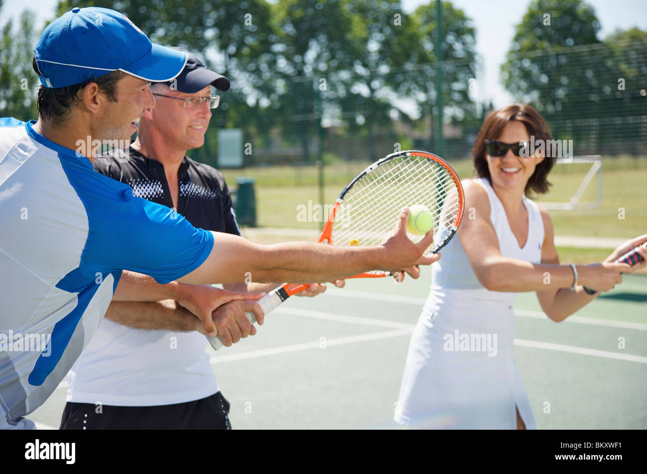 Profesor de tenis instruyendo un par Fotografía de stock - Alamy