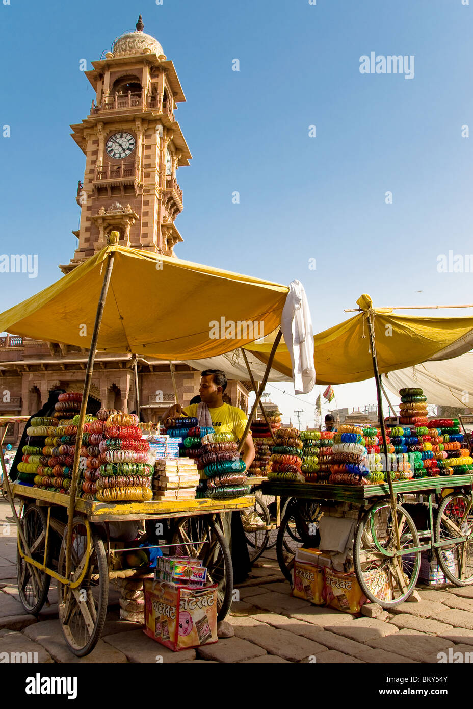 Los puestos de mercado y la Torre del Reloj, Jodhpur, Rajasthan, India Foto de stock