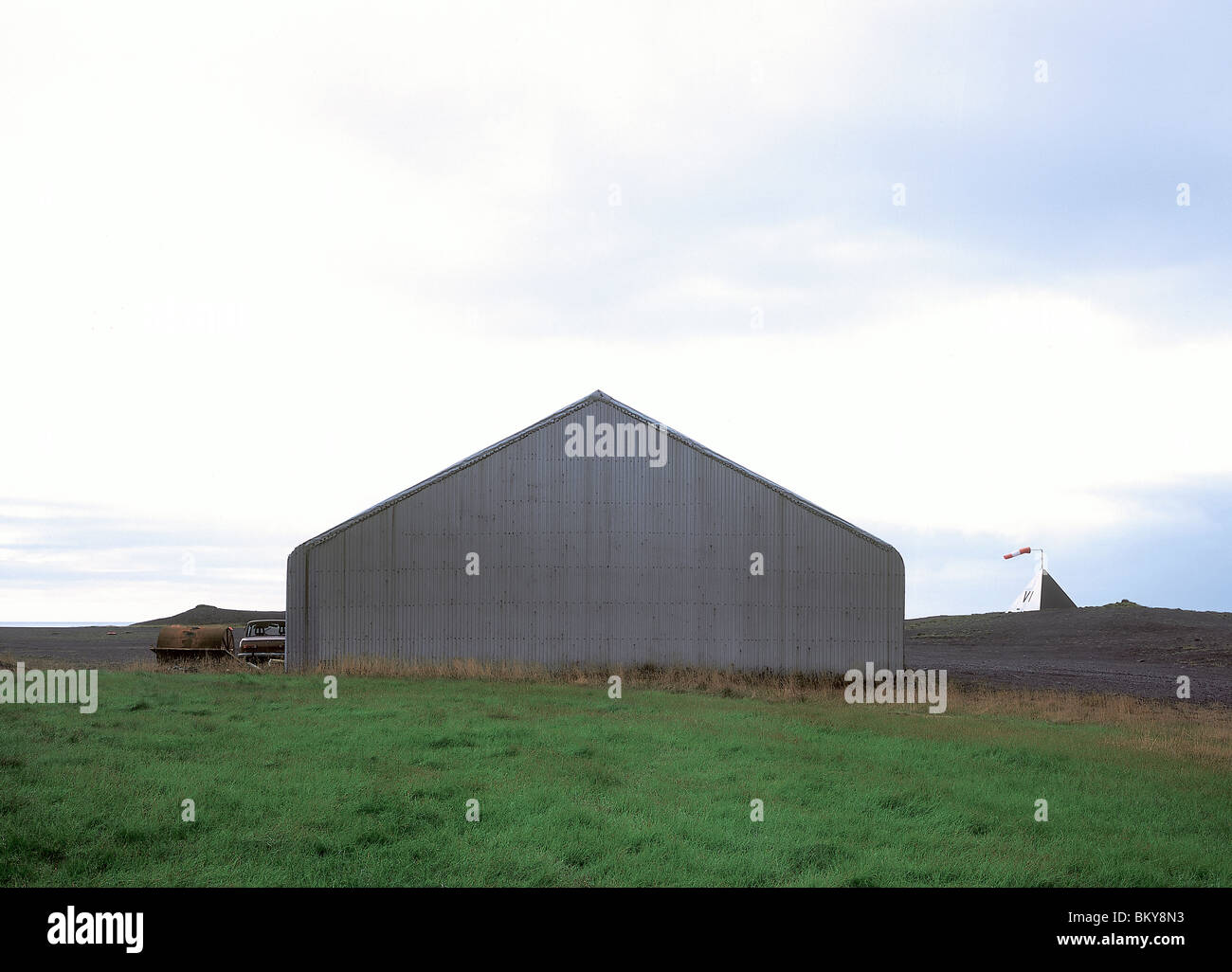 Pequeño aeropuerto runaway en el campo en Islandia Foto de stock