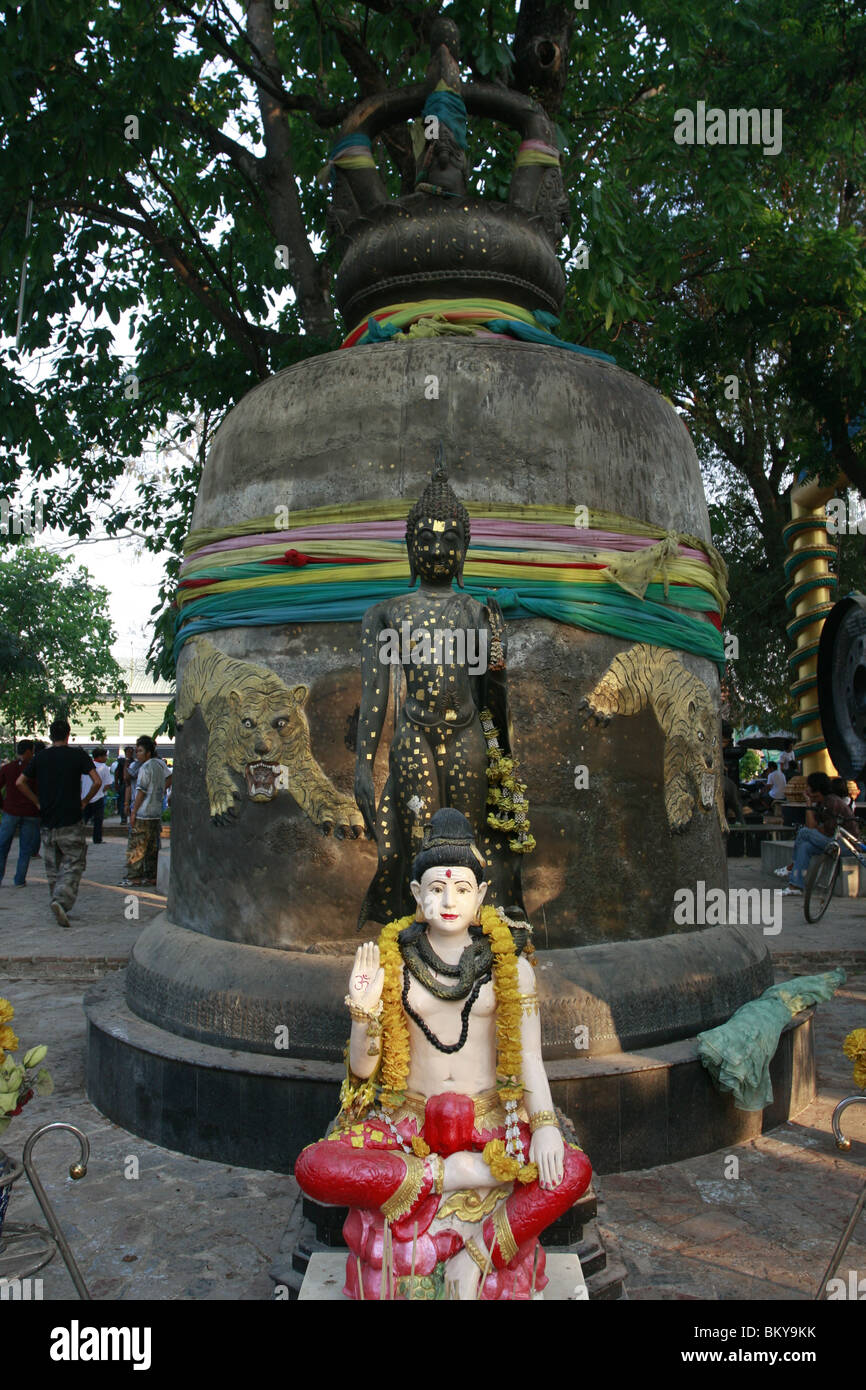 Descompostura O después Casa Estatua de Shiva y Buda delante de una campana en Wat Bang Phra, un templo  budista en Tailandia, donde los monjes devotos de tatuaje Fotografía de  stock - Alamy
