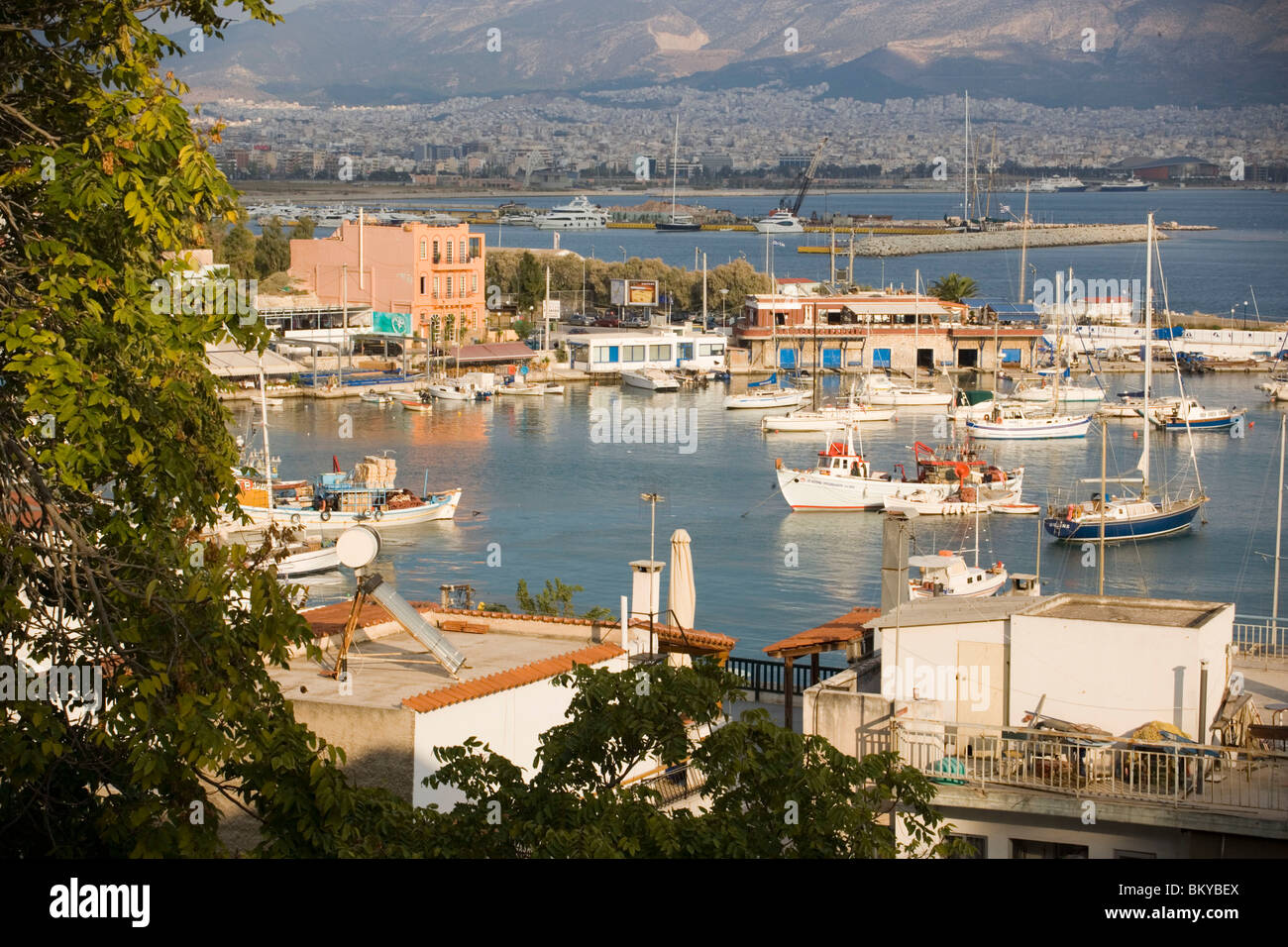 Ver insinde puerto del Pireo, el puerto de Atenas, Pireas, Athens-Piraeus,  Grecia Fotografía de stock - Alamy