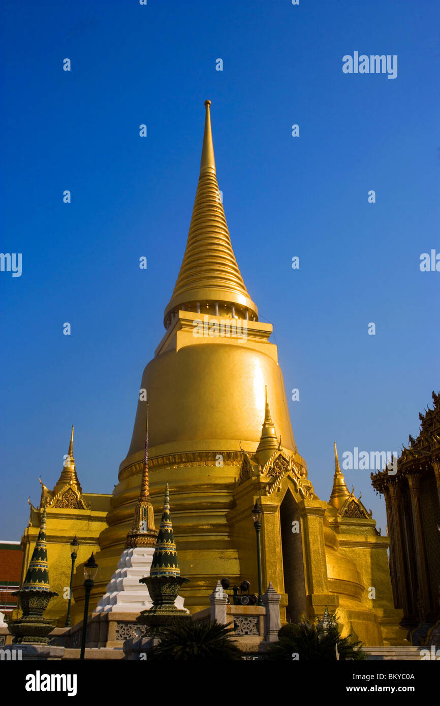 Phra Sri Rattana Chedi en el suelo de la Wat Phra Kaew, el templo budista más importante de Tailandia, Ko Ratanakosin, Bangk Foto de stock