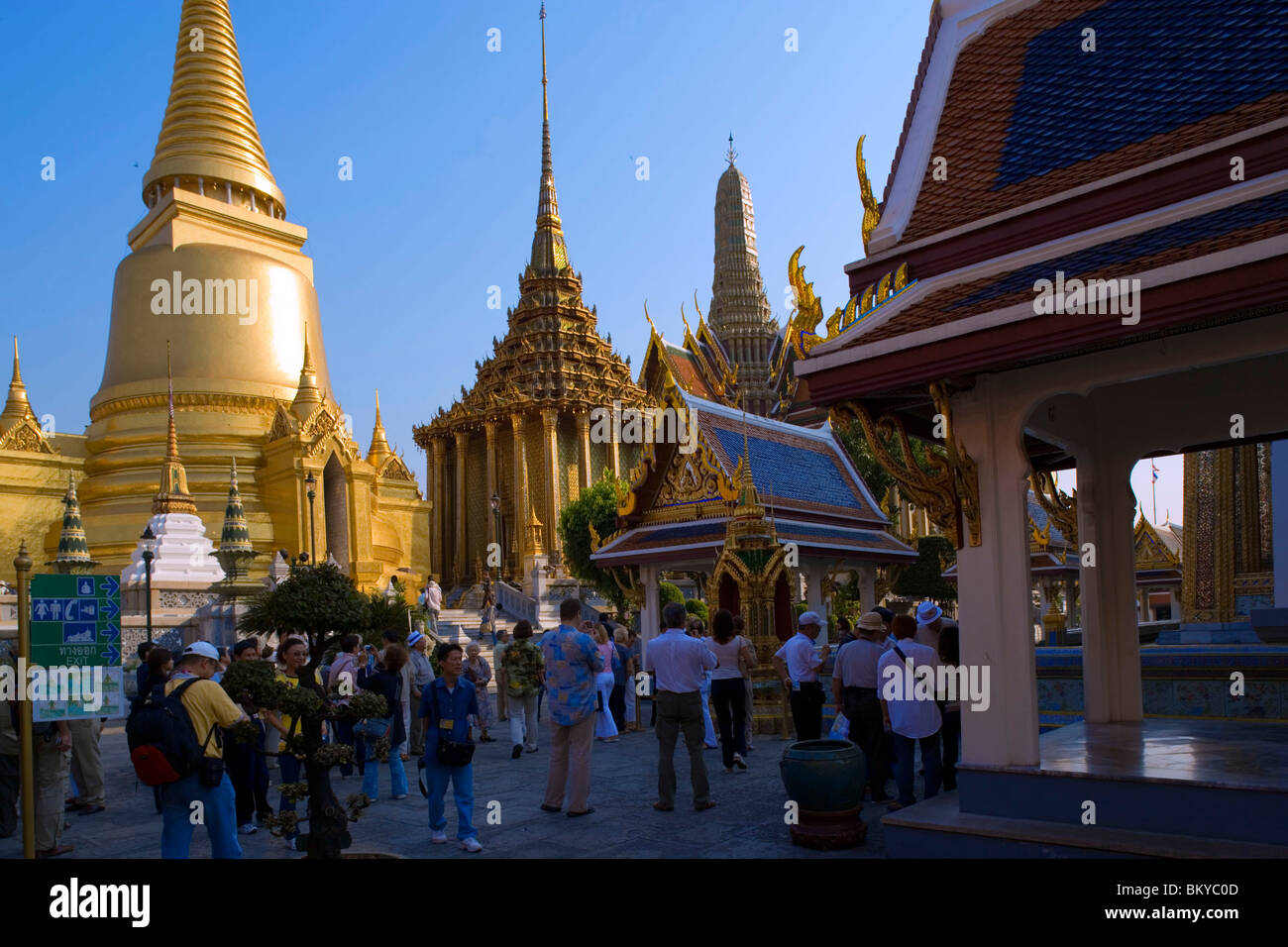 Grupo de turistas visitando el templo de Wat Phra Kaew, el templo budista más importante de Tailandia, Phra Sri Rattana Chedi Phra y Mo Foto de stock