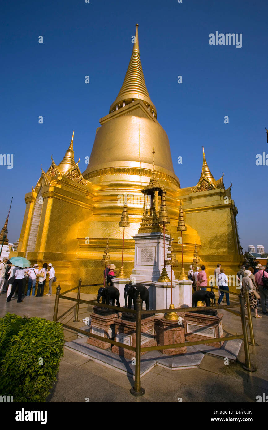 Los turistas que visitan Phra Sri Rattana Chedi, el Wat Phra Kaew, Wat Phra Kaew, el templo budista más importante de Tailandia, Ko Ratan Foto de stock