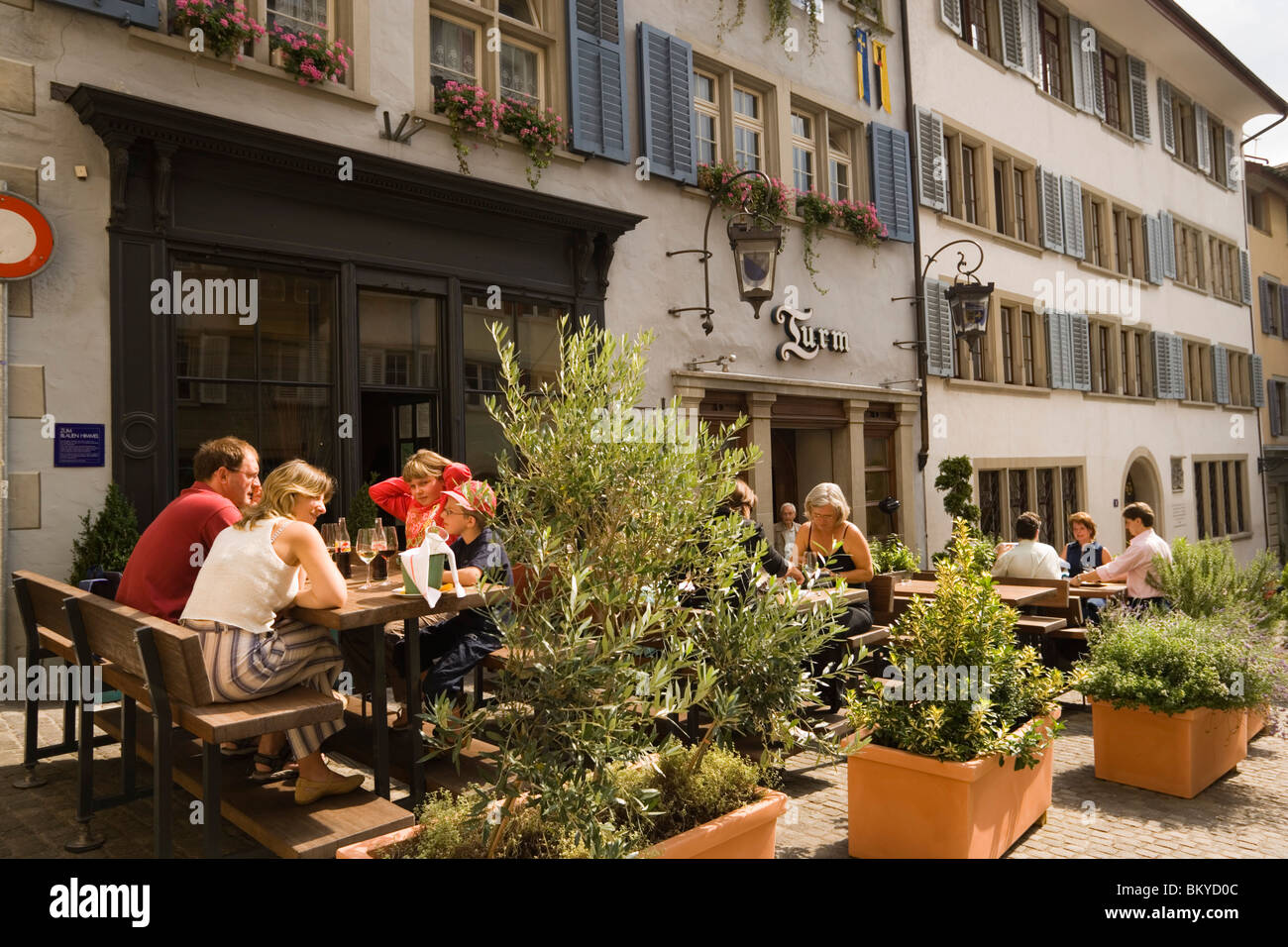 Los invitados sentados en la zona exterior del restaurante Turm en un viejo guildhouse Zum Blauen Himmel (el cielo azul), Obere Zaeune Foto de stock