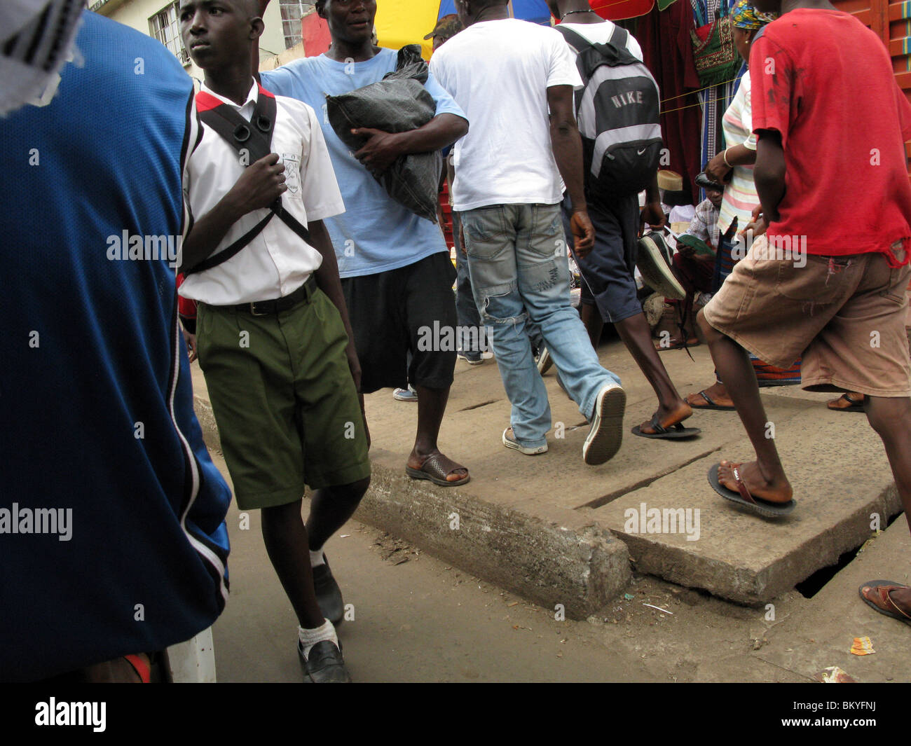 Típica calle ocupada en Freetown, Sierra Leona, África occidental Foto de stock
