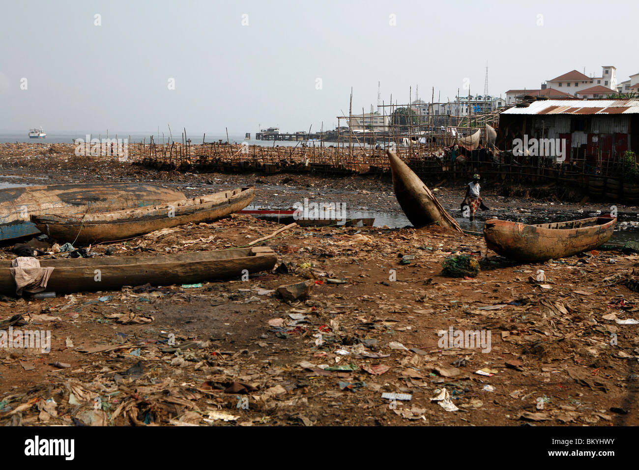 Kru chabolas, la Bahía de Freetown, Sierra Leona Foto de stock