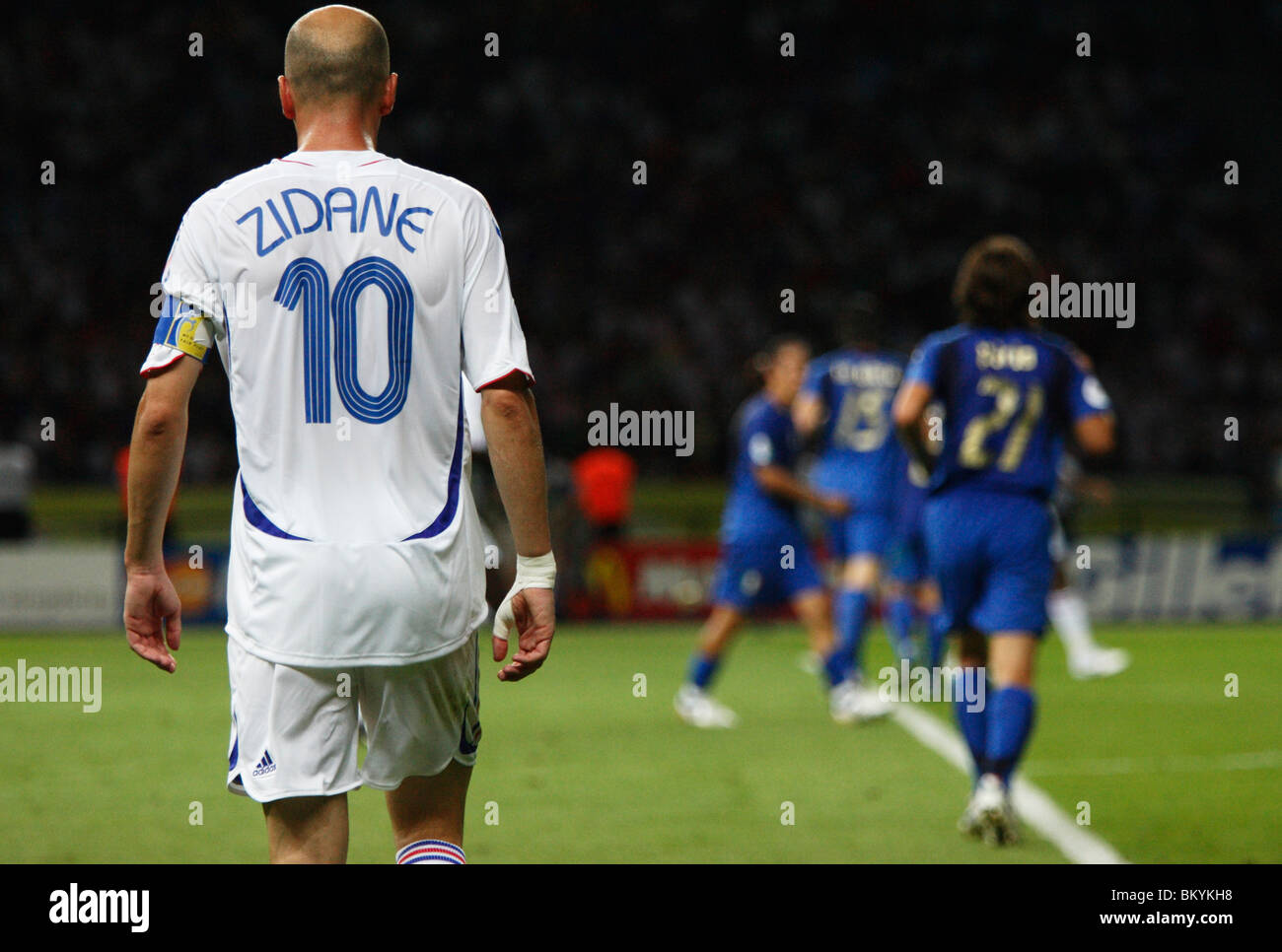 Zinedine Zidane de Francia en acción durante la final de la Copa Mundial de la FIFA 2006 contra Italia el 9 de julio de 2006. Foto de stock